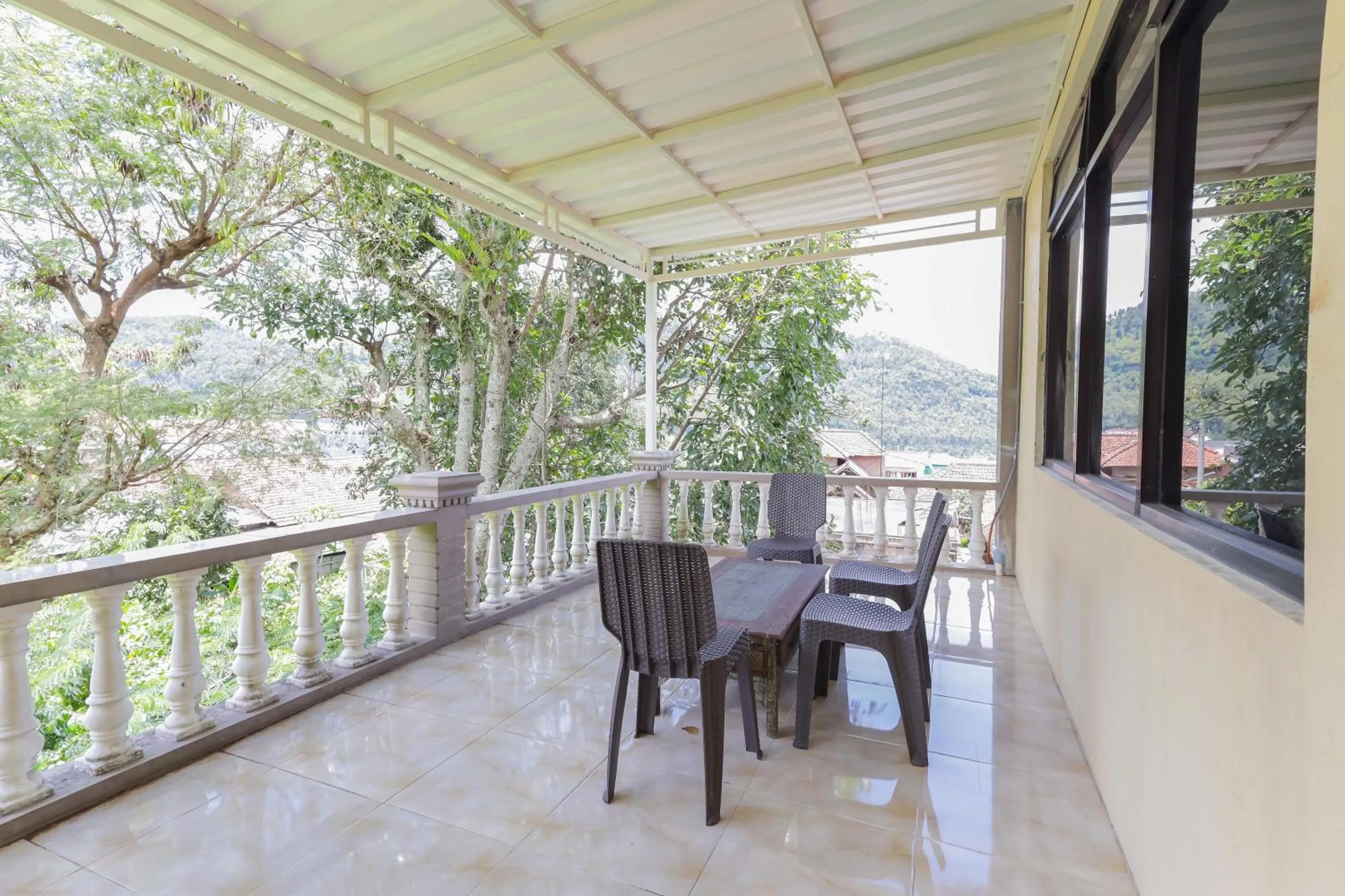 Balcony/Terrace in RedDoorz Plus @ Villa Bontes Batu