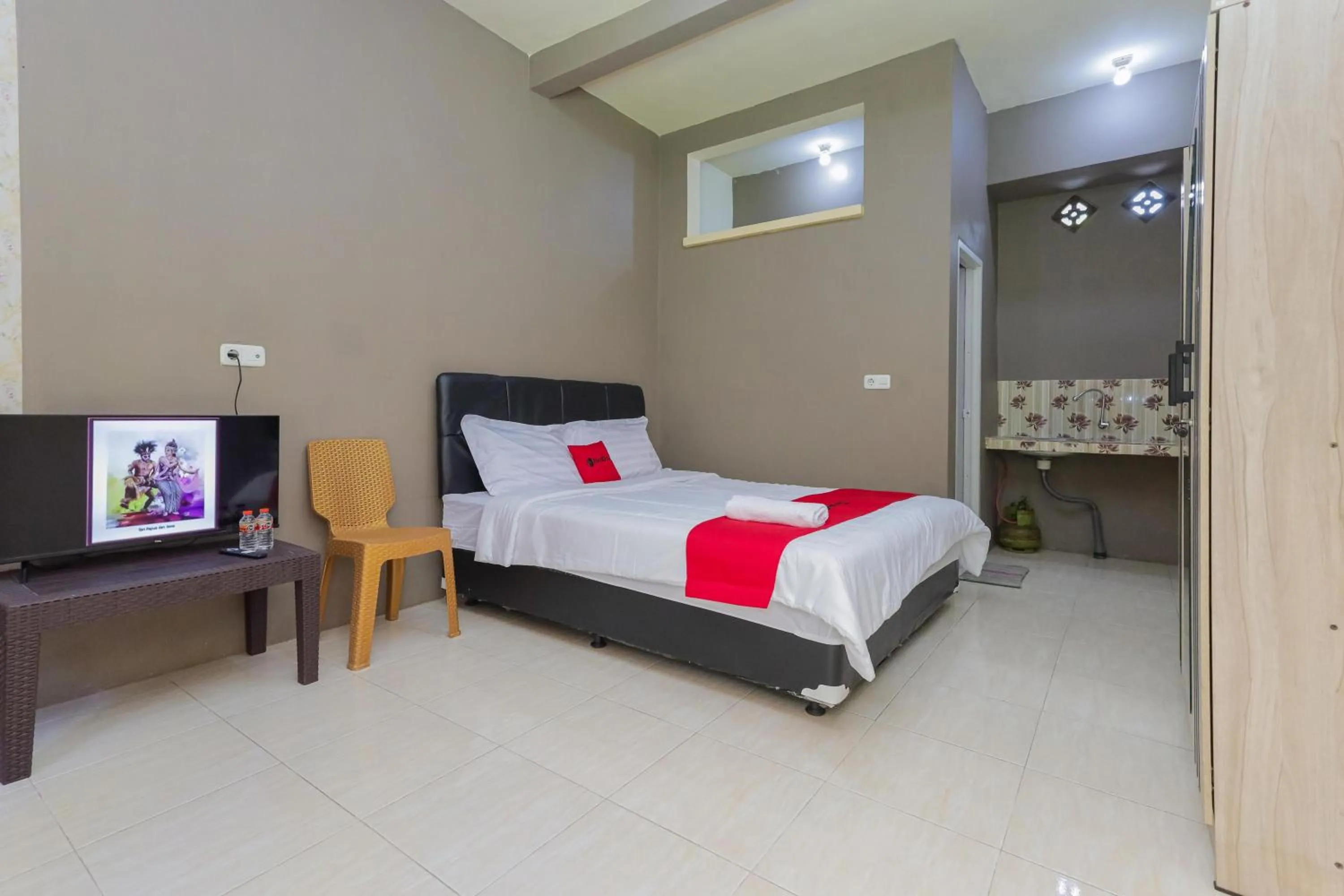 Bedroom, Bed in RedDoorz Plus @ Villa Bontes Batu