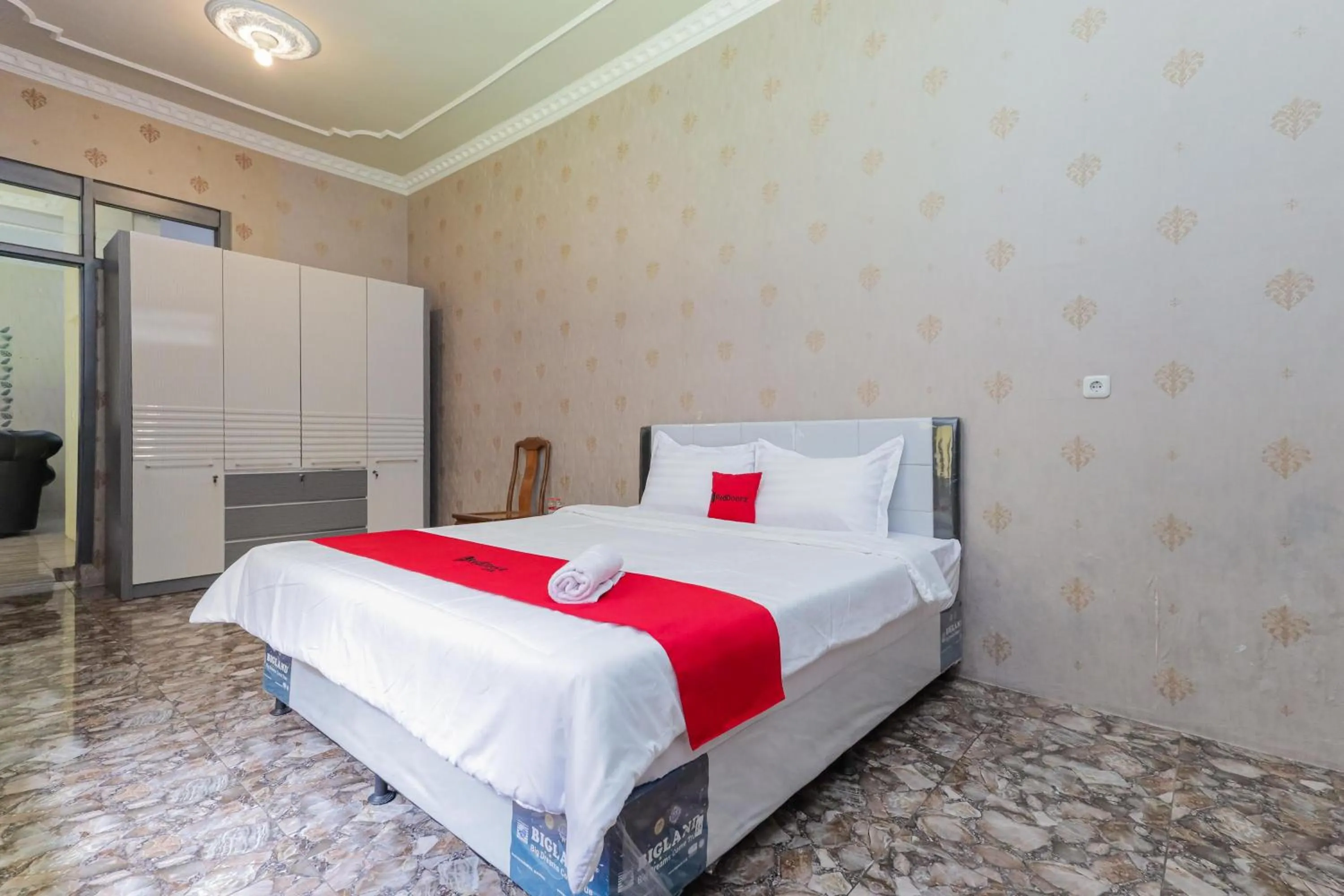 Bedroom, Bed in RedDoorz Plus @ Villa Bontes Batu