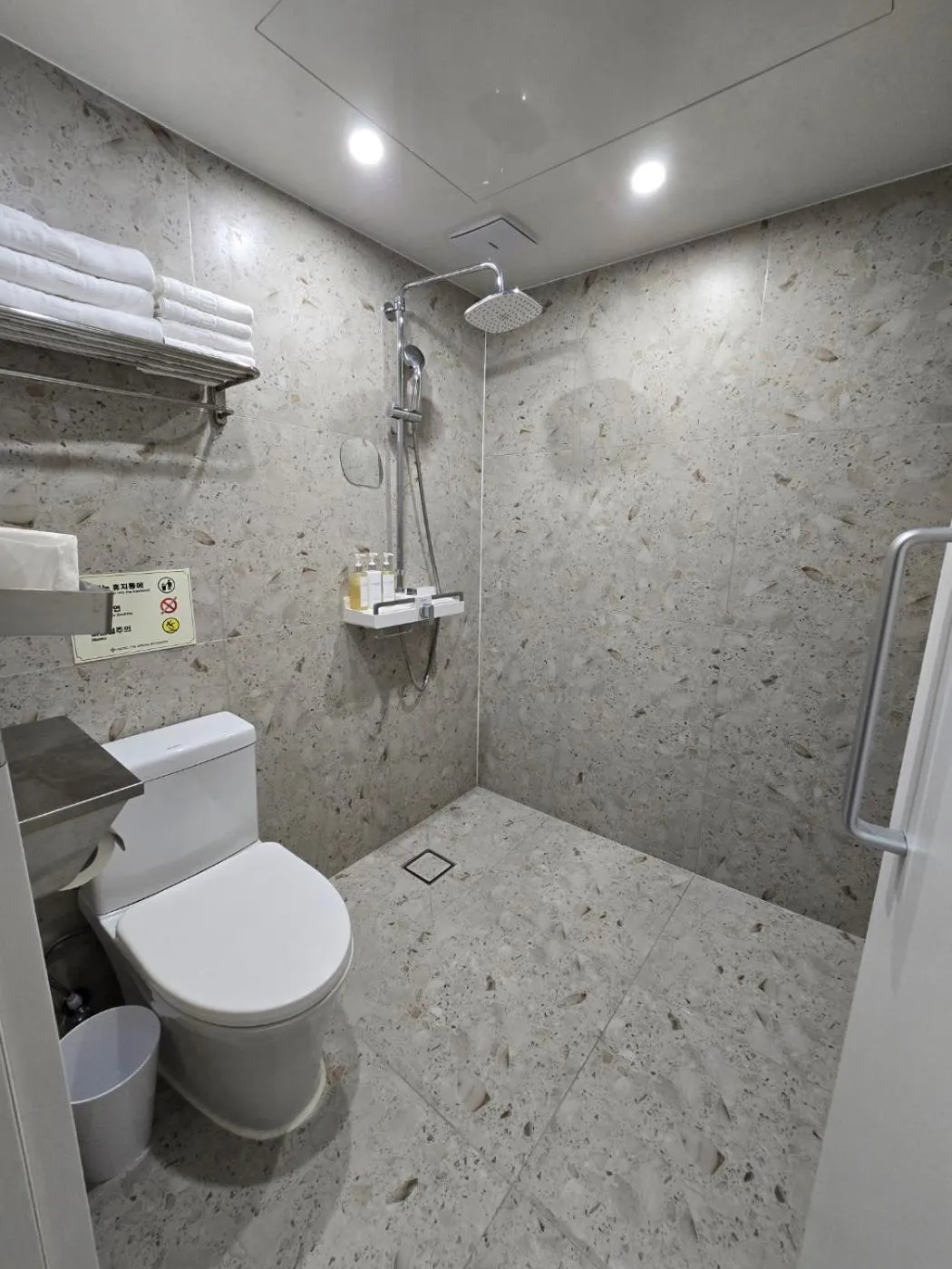 Shower in Hotel The Grang Seogwipo