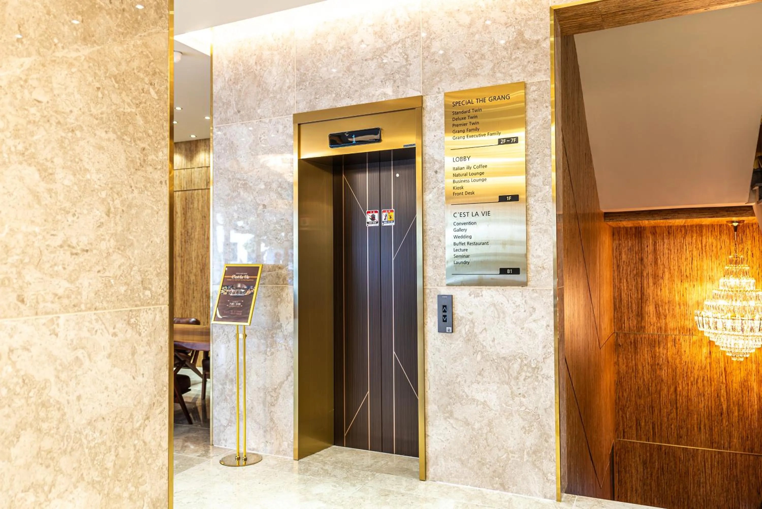 elevator in Hotel The Grang Seogwipo