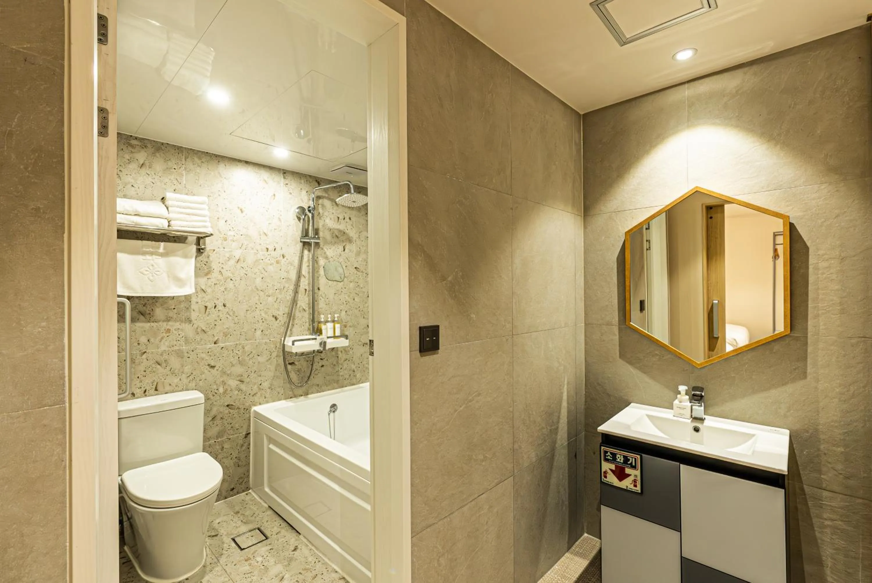 Shower in Hotel The Grang Seogwipo