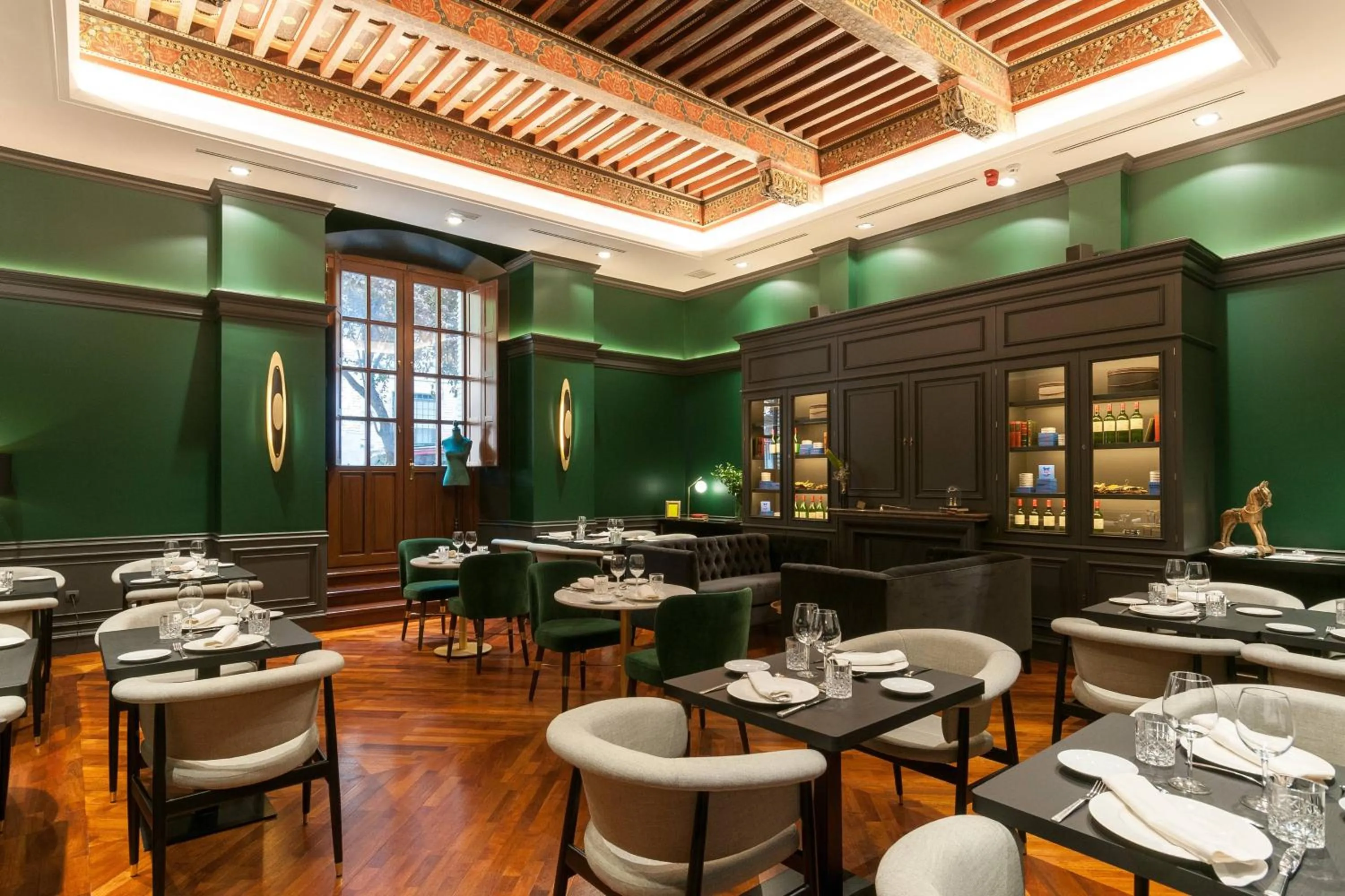 Restaurant/places to eat in Eugenia de Montijo, Autograph Collection