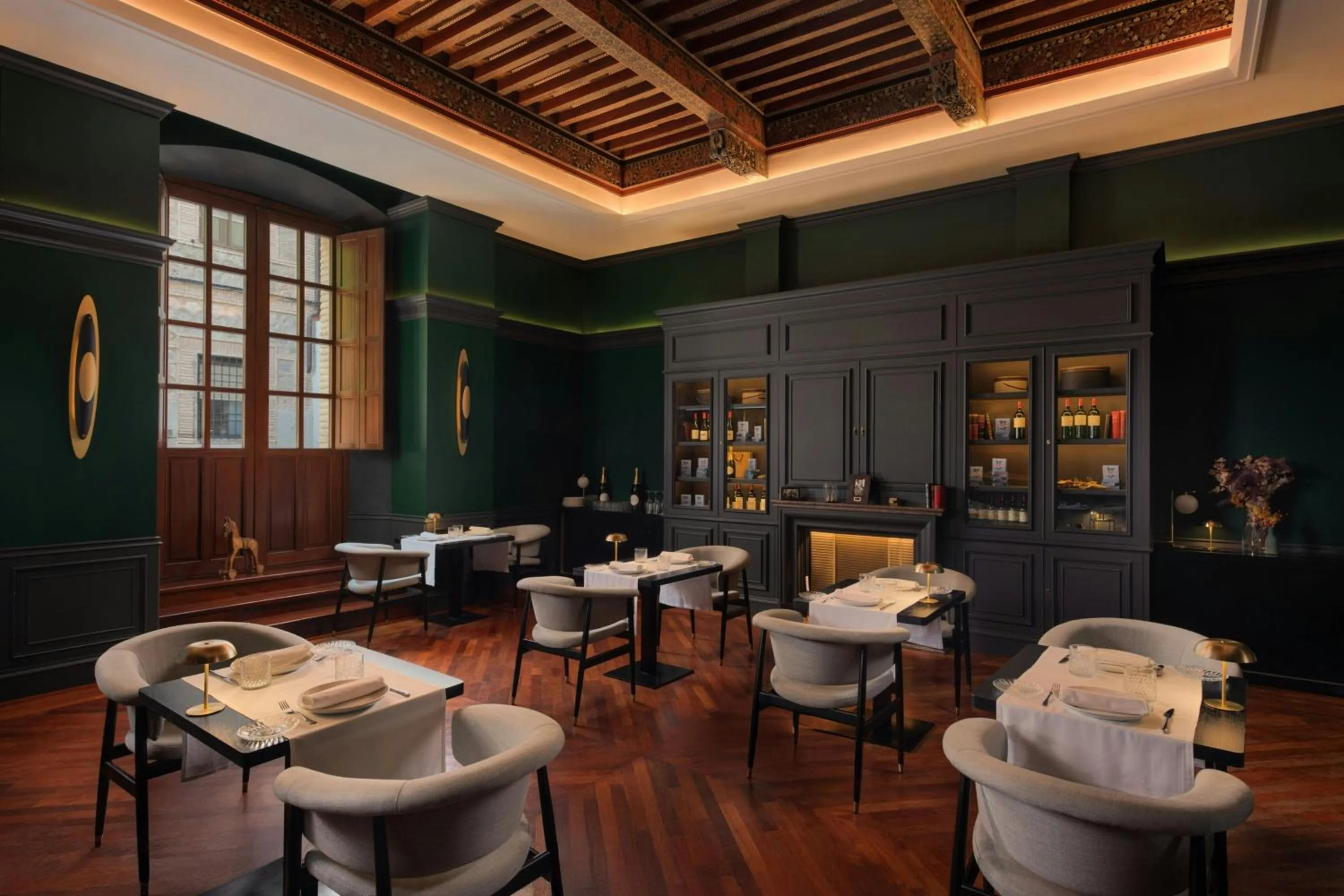 Restaurant/places to eat in Eugenia de Montijo, Autograph Collection