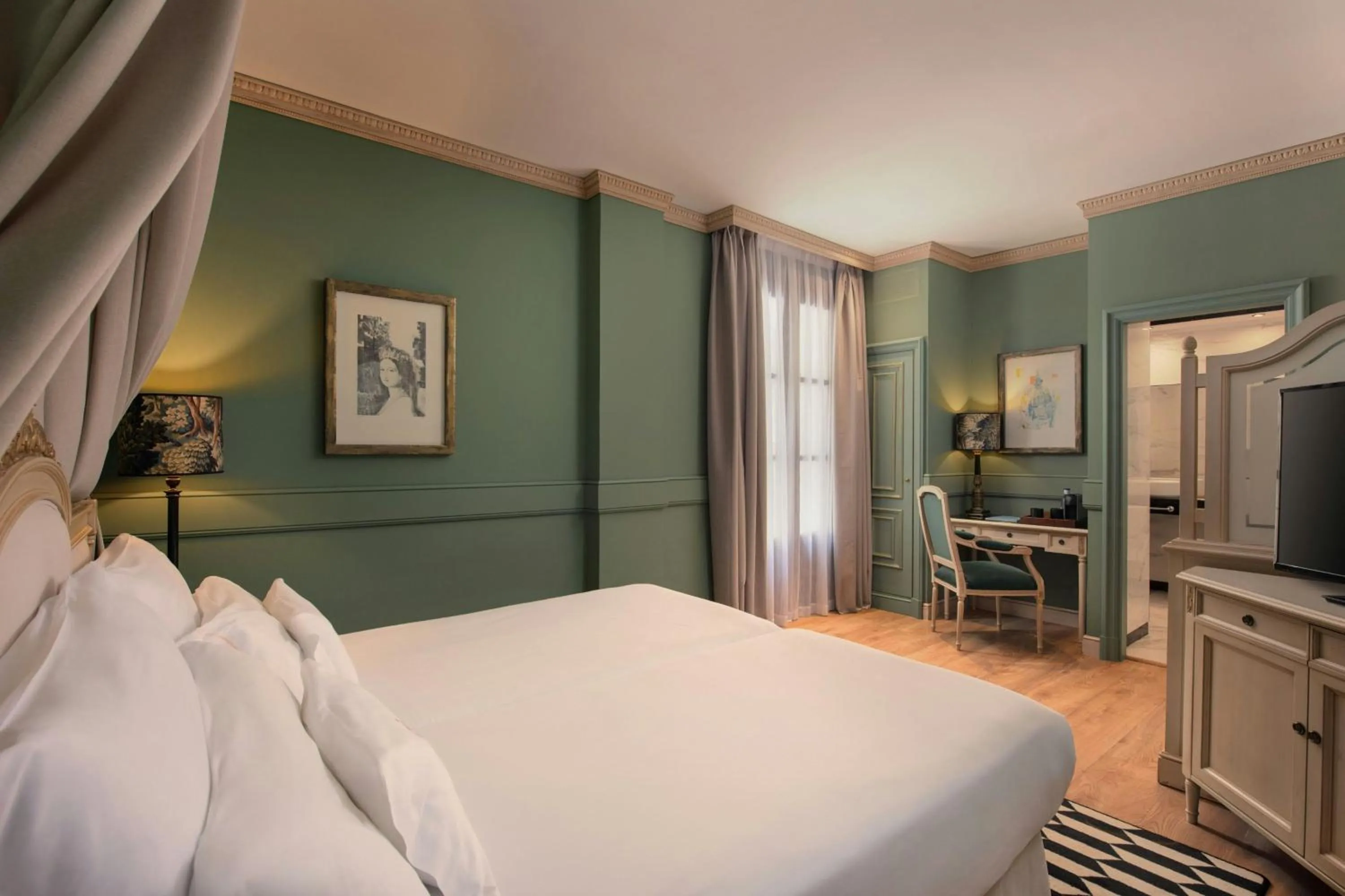 Photo of the whole room, Bed in Eugenia de Montijo, Autograph Collection