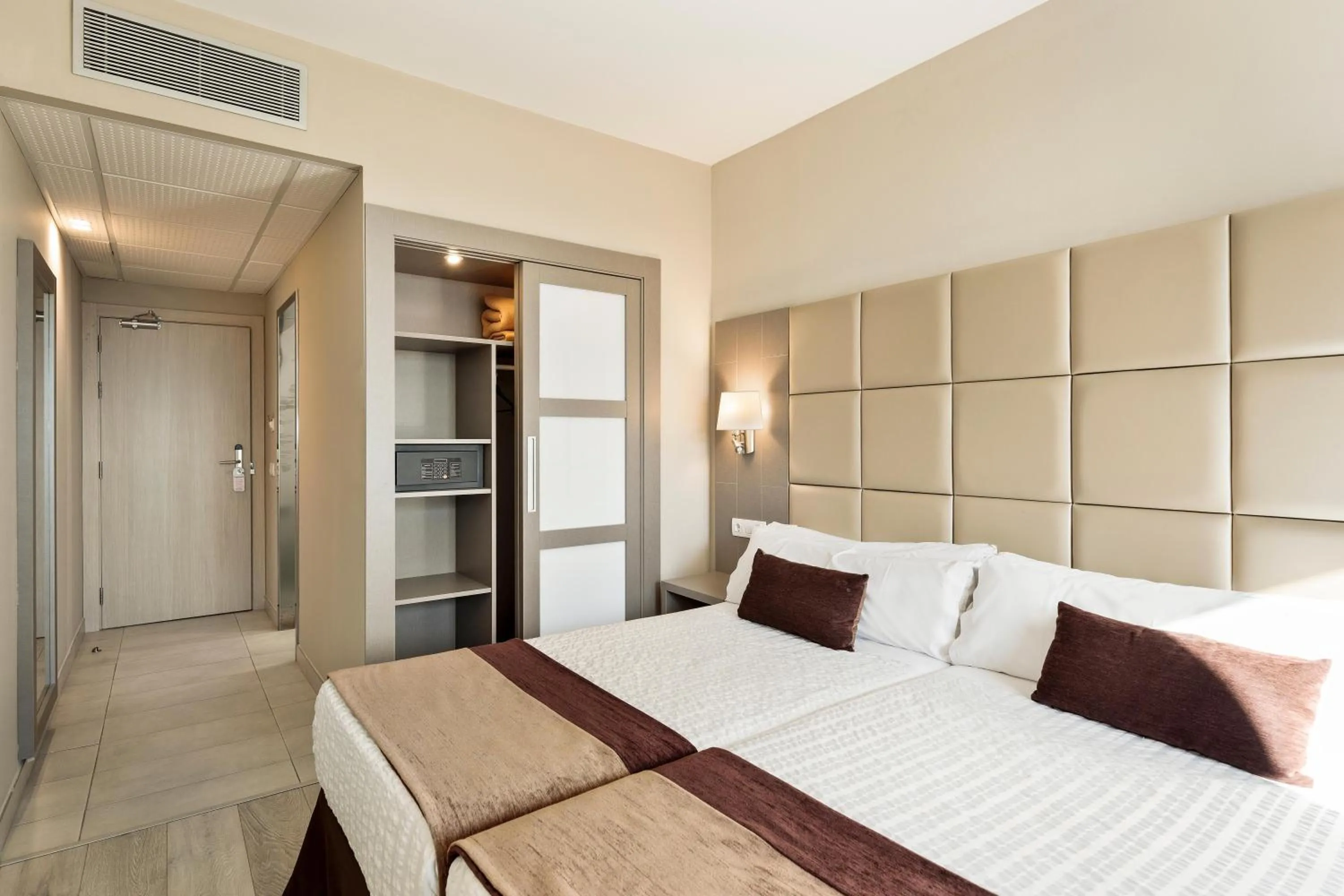 Photo of the whole room, Bed in Hotel Best Front Maritim