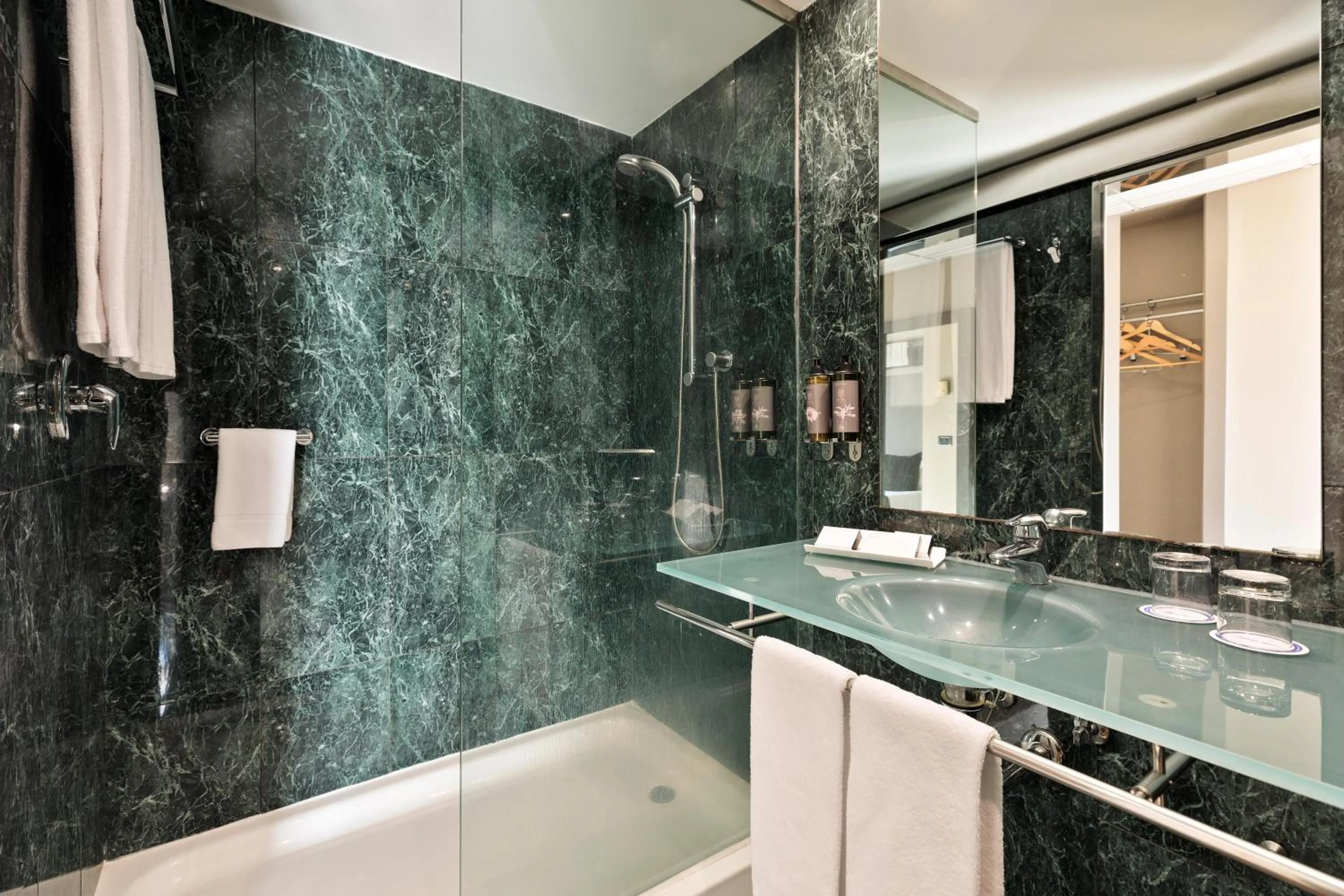 Bathroom in Hotel Best Front Maritim