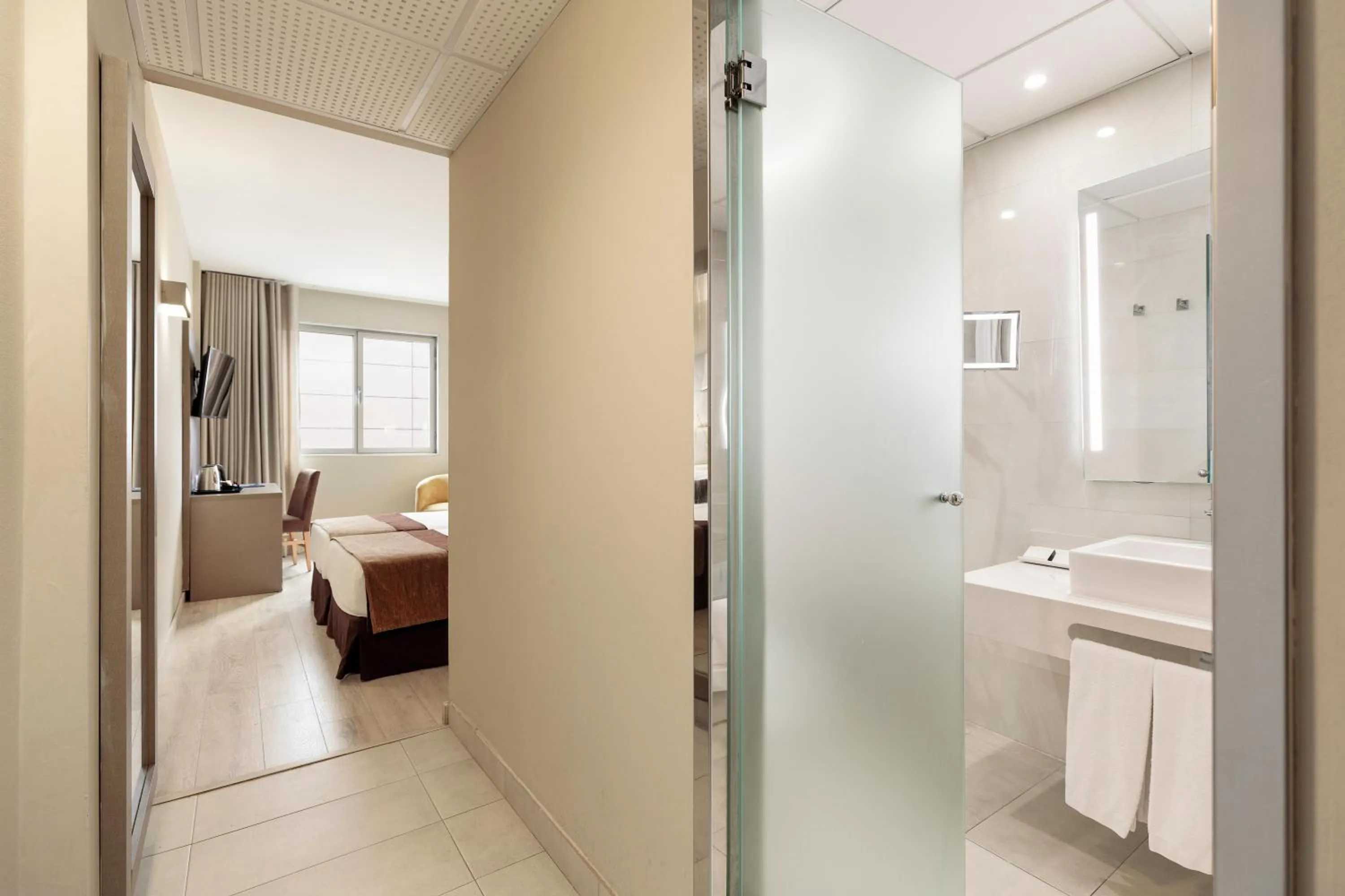 Bathroom, Bed in Hotel Best Front Maritim