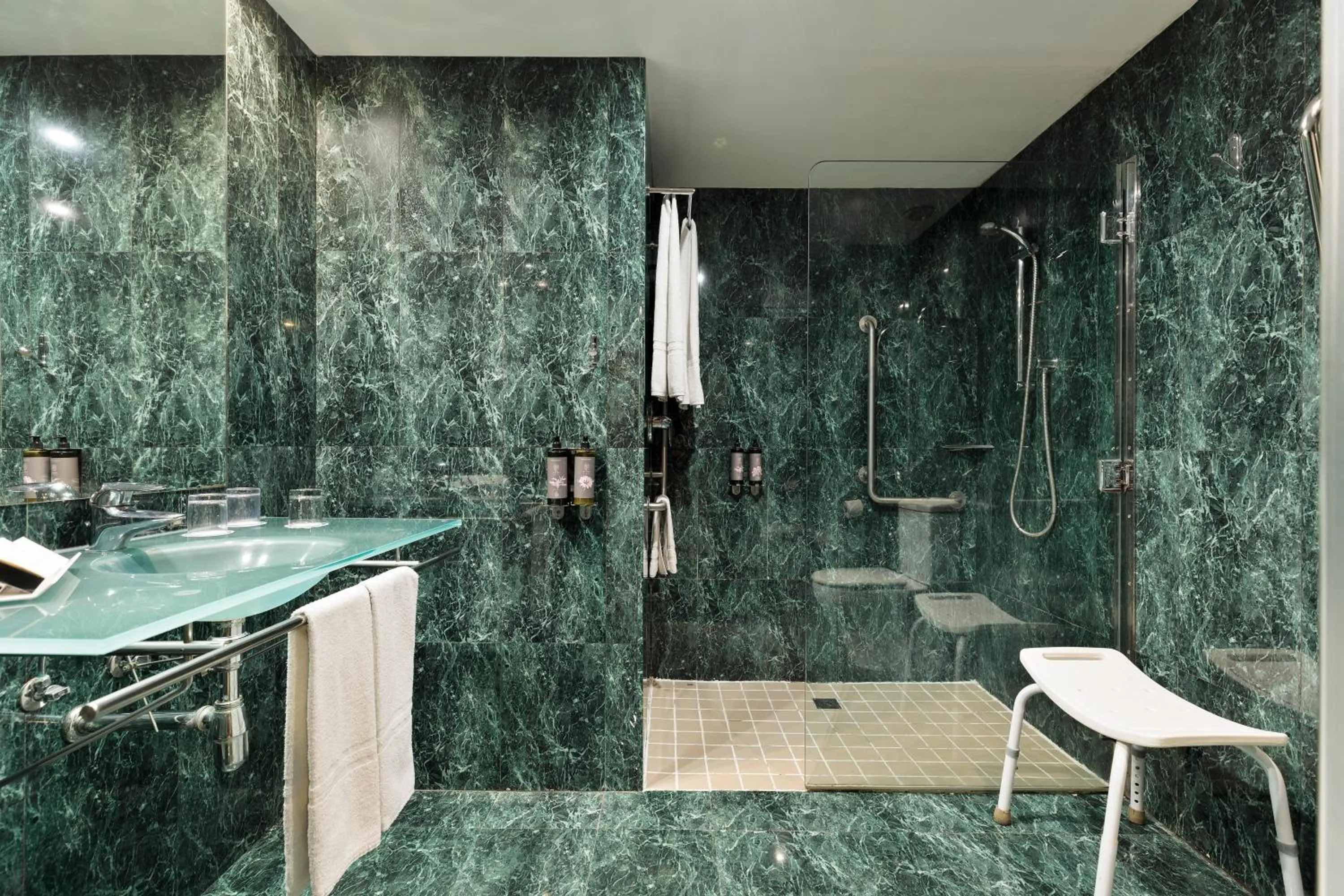 Bathroom in Hotel Best Front Maritim