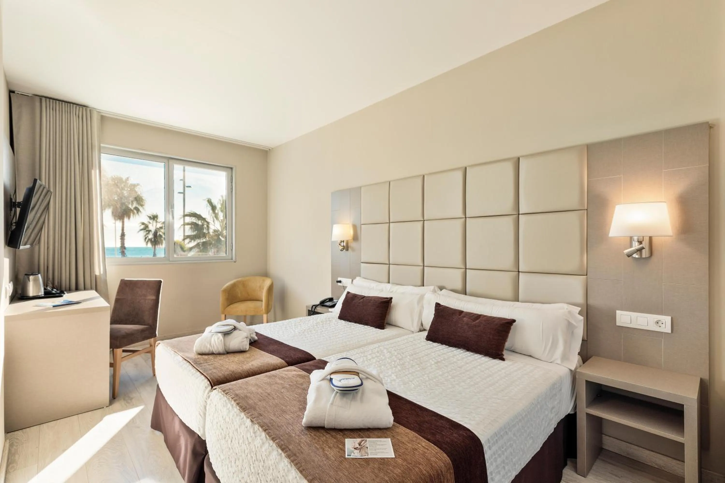 Photo of the whole room, Bed in Hotel Best Front Maritim