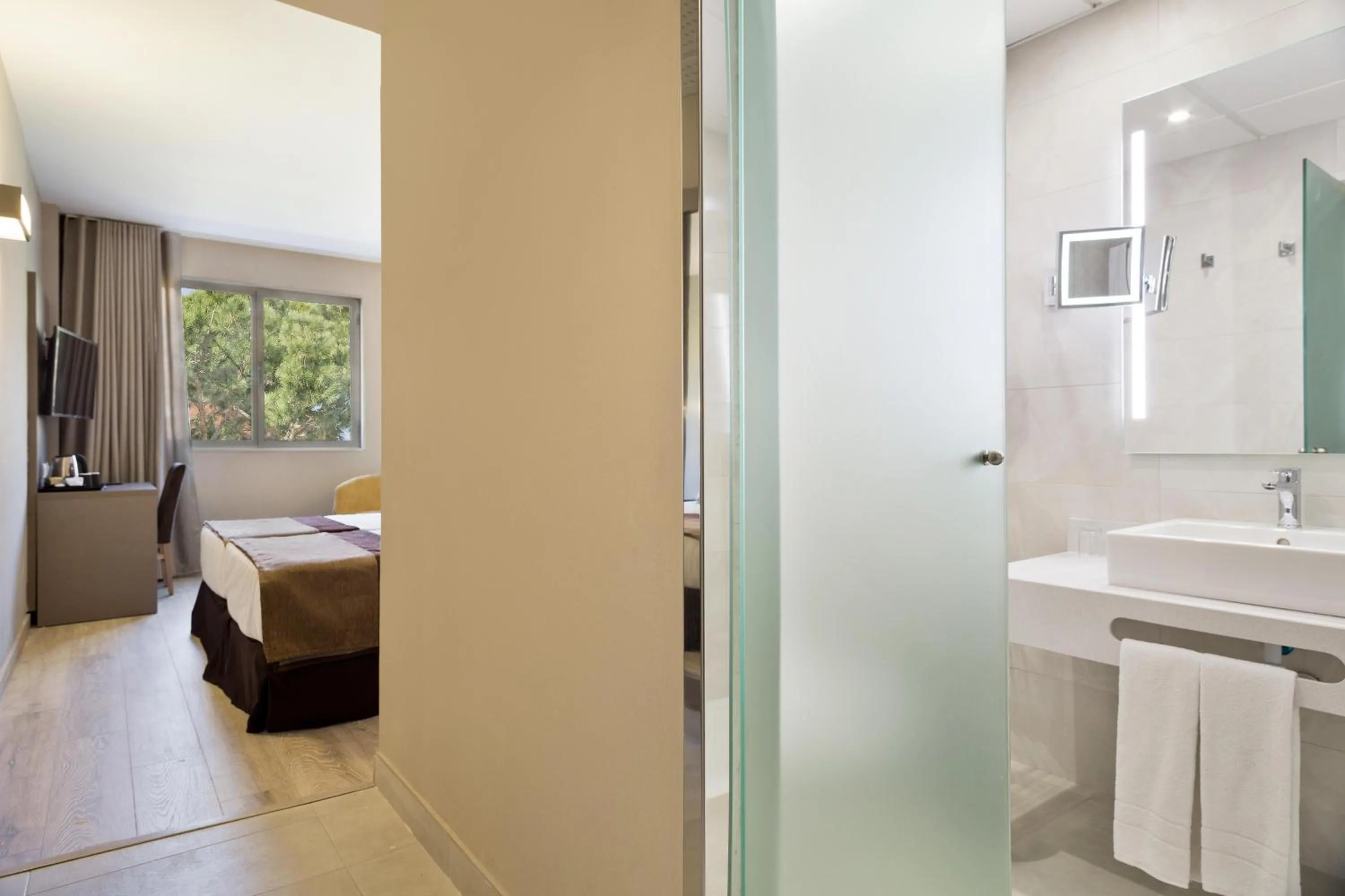 Photo of the whole room, Bed in Hotel Best Front Maritim