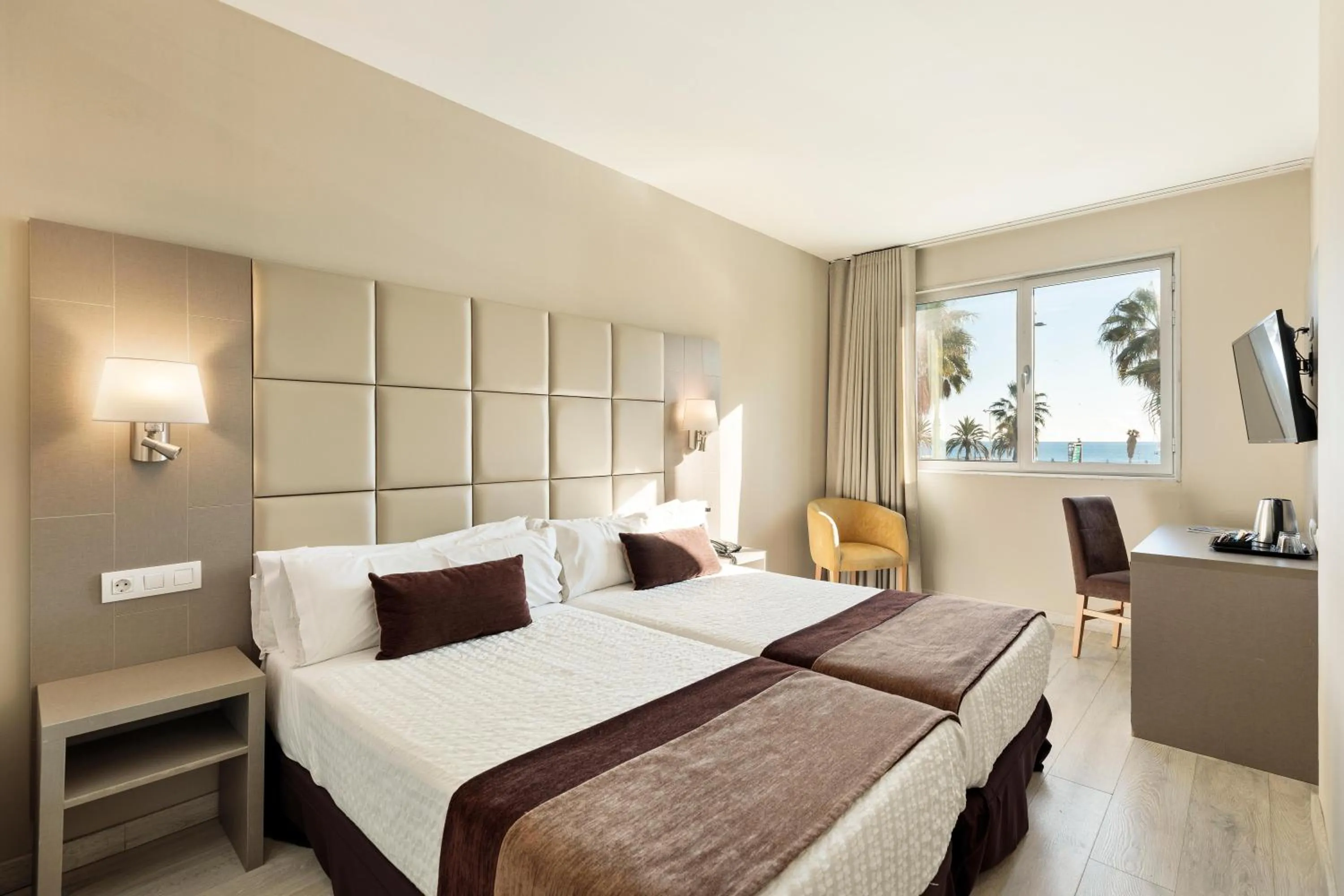 Photo of the whole room, Bed in Hotel Best Front Maritim