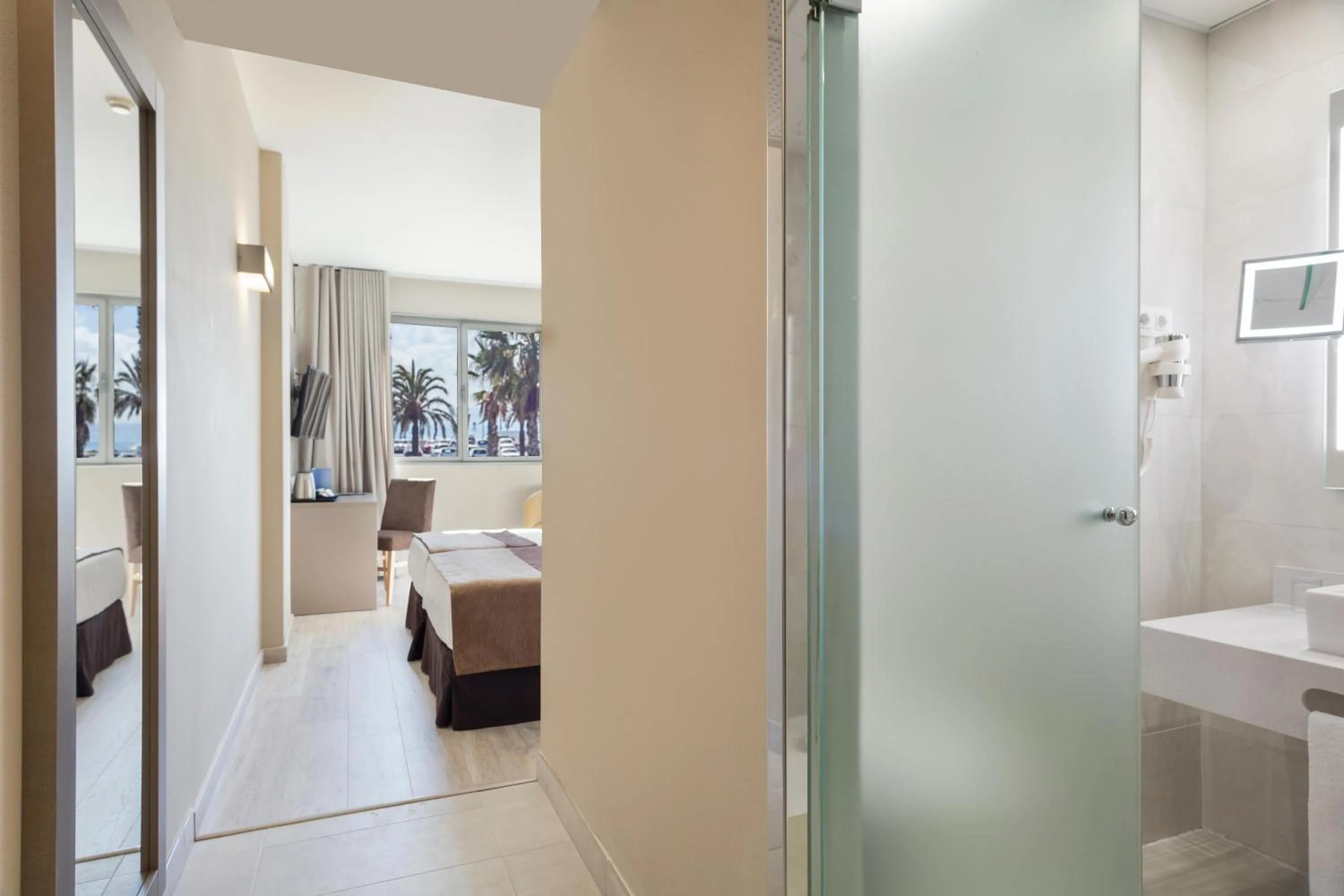 Photo of the whole room, Bed in Hotel Best Front Maritim