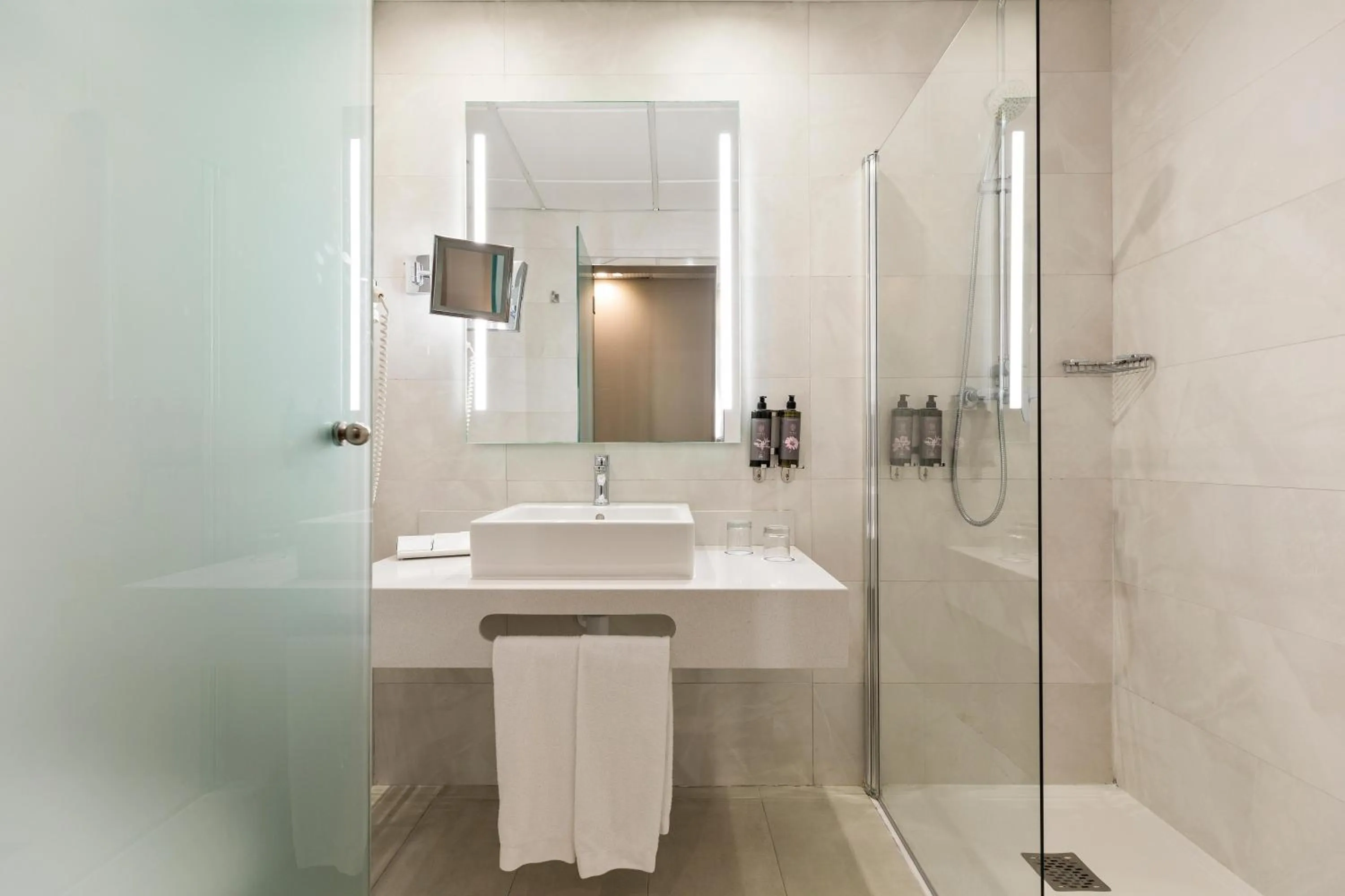 Bathroom in Hotel Best Front Maritim