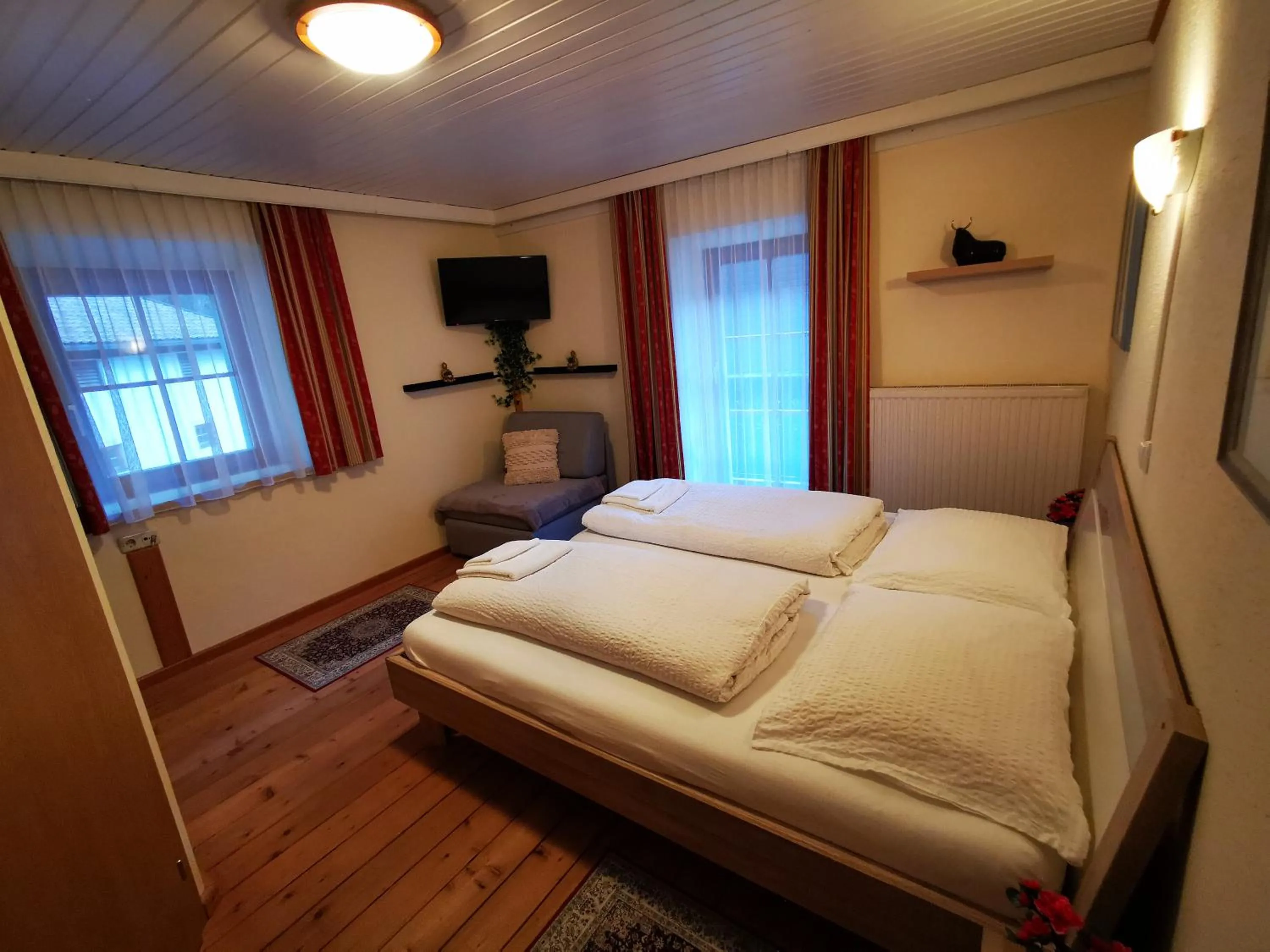 Photo of the whole room, Bed in Gasthof Geronimo