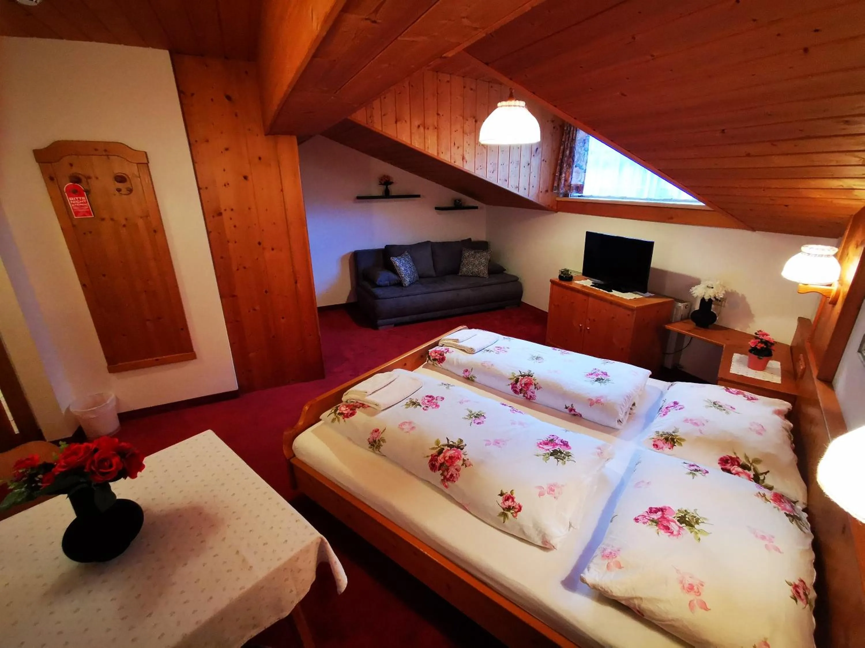 Photo of the whole room, Bed in Gasthof Geronimo