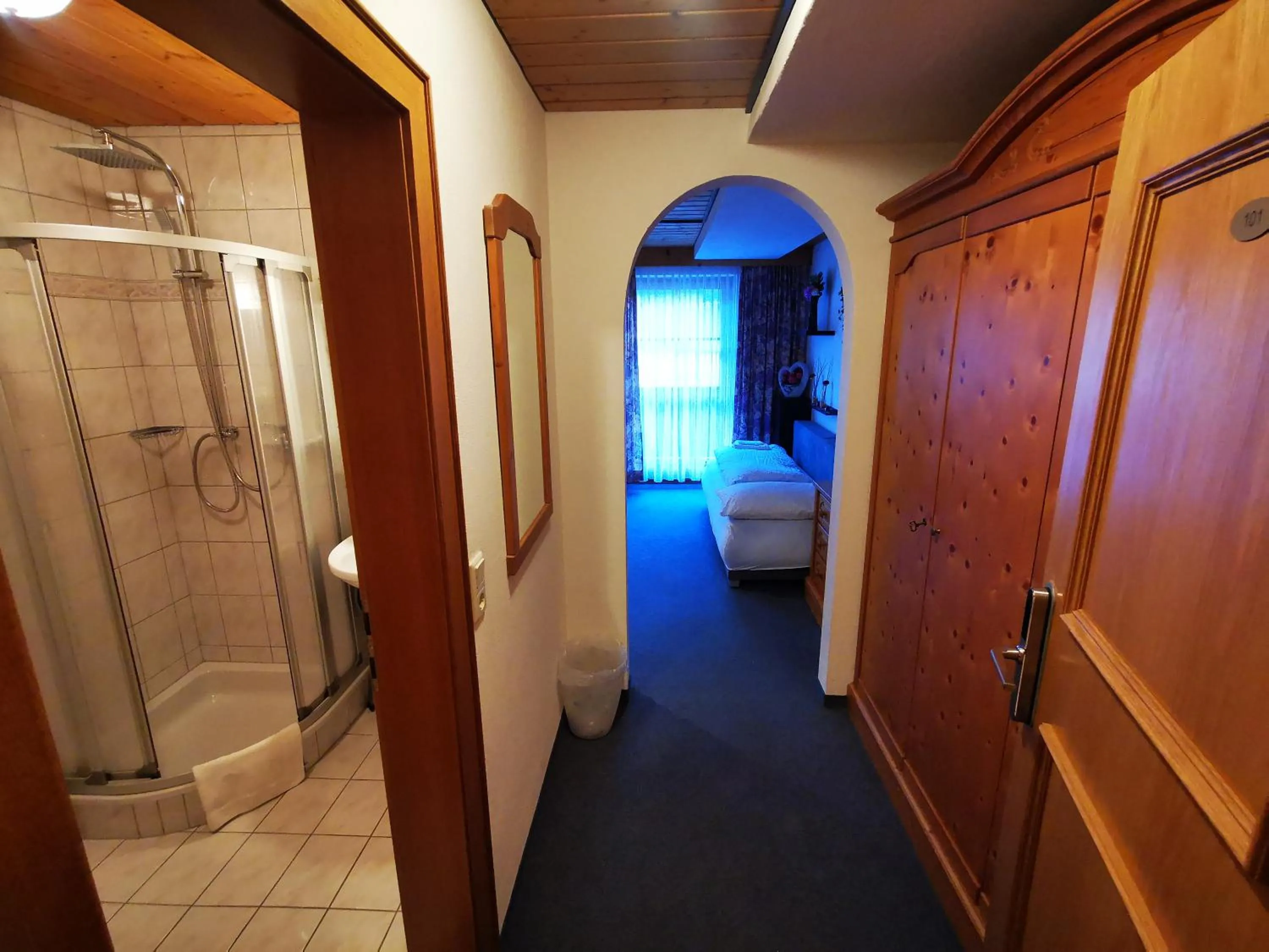 Bathroom, Bed in Gasthof Geronimo