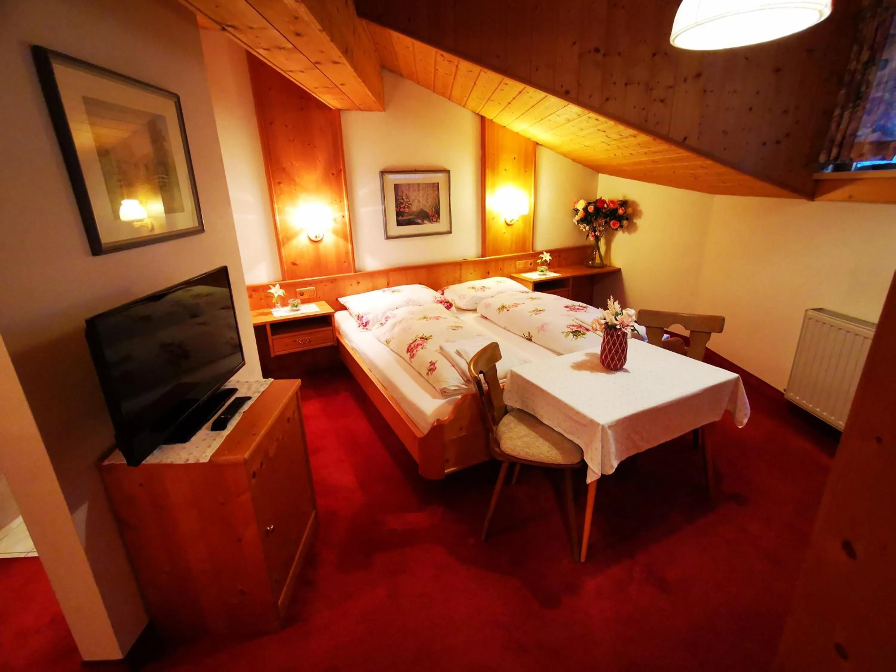 Photo of the whole room, Bed in Gasthof Geronimo