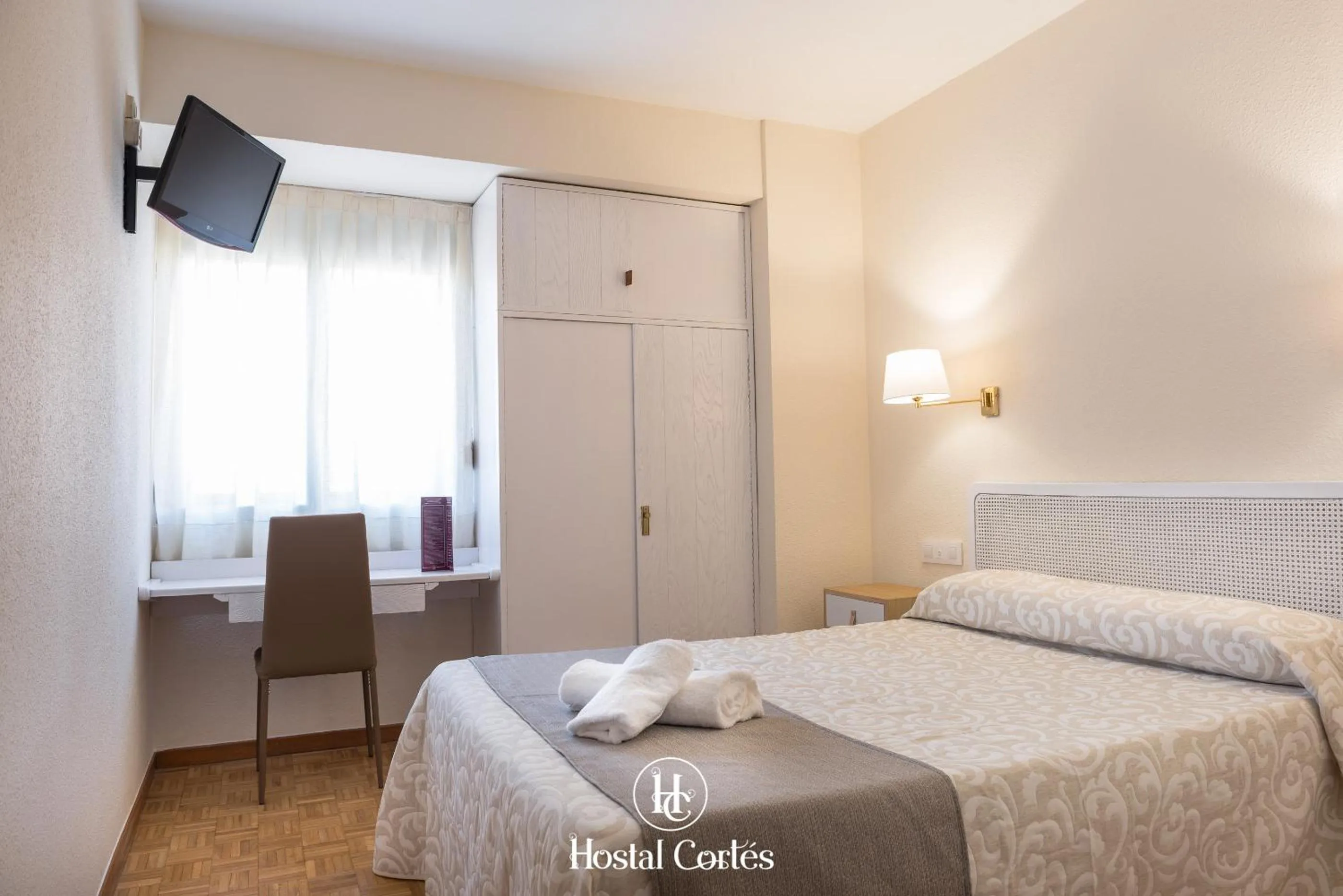 TV and multimedia, Bed in Hostal Cortes