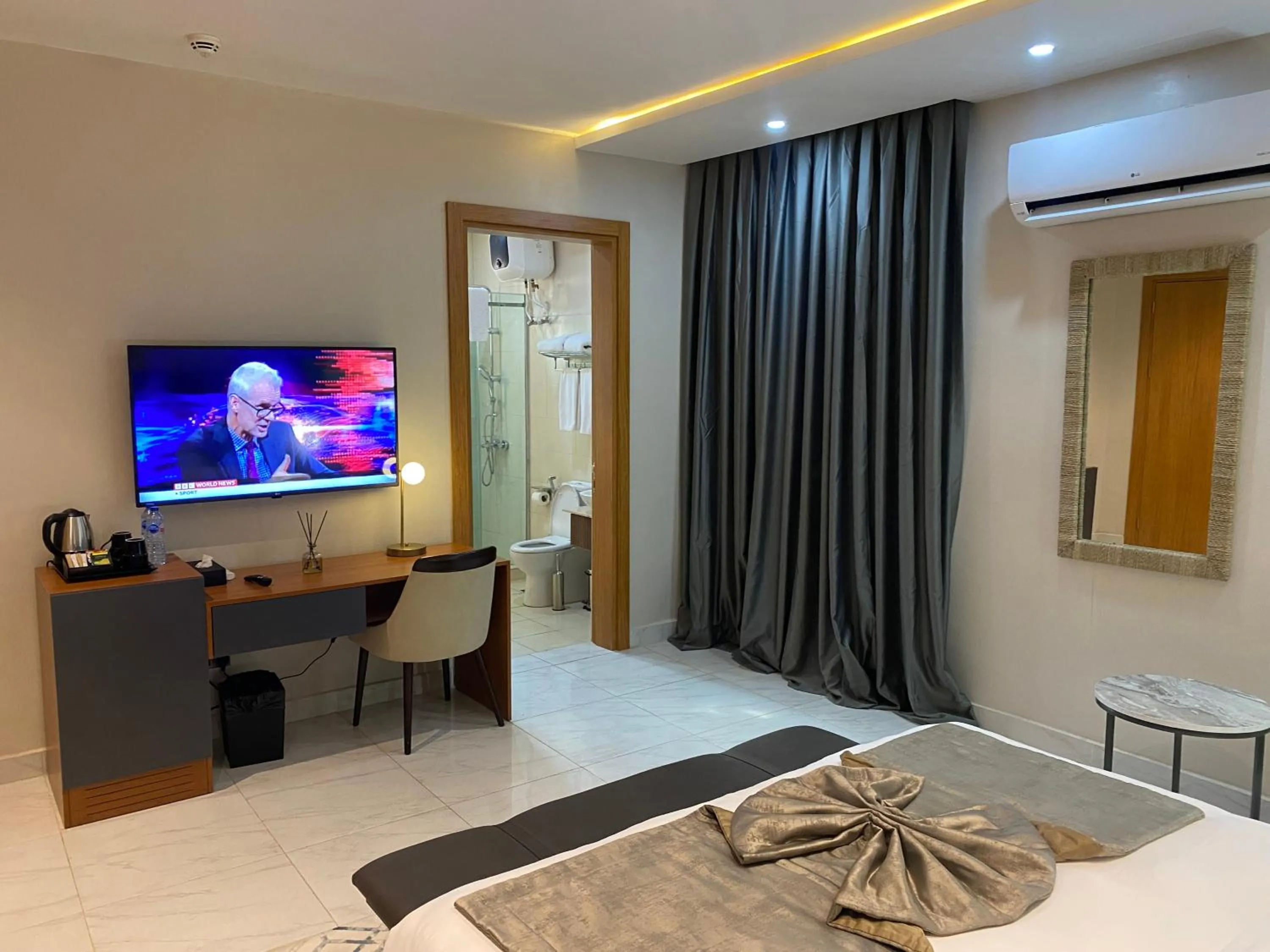 Communal lounge/ TV room in Wali's Suites