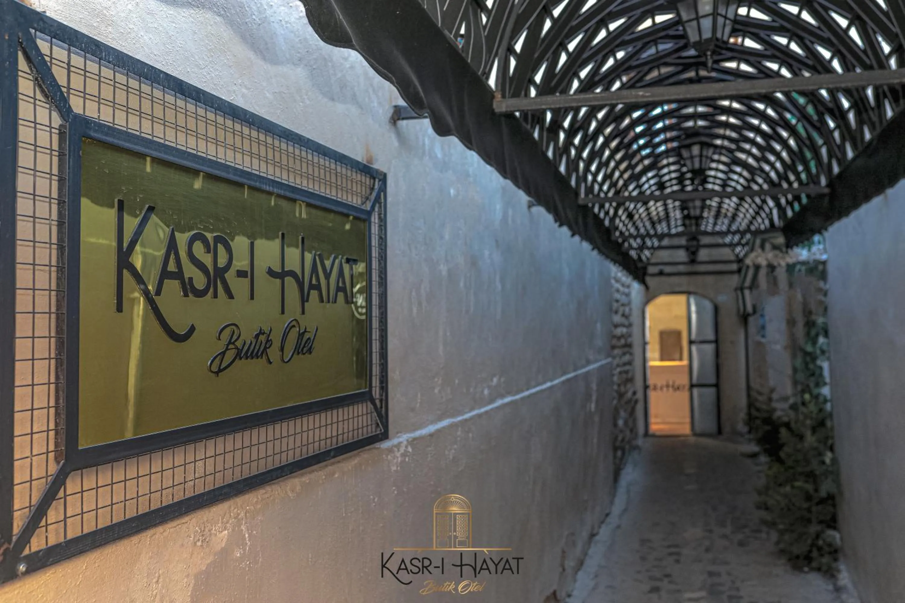 Property logo or sign in Kasr-ı Hayat