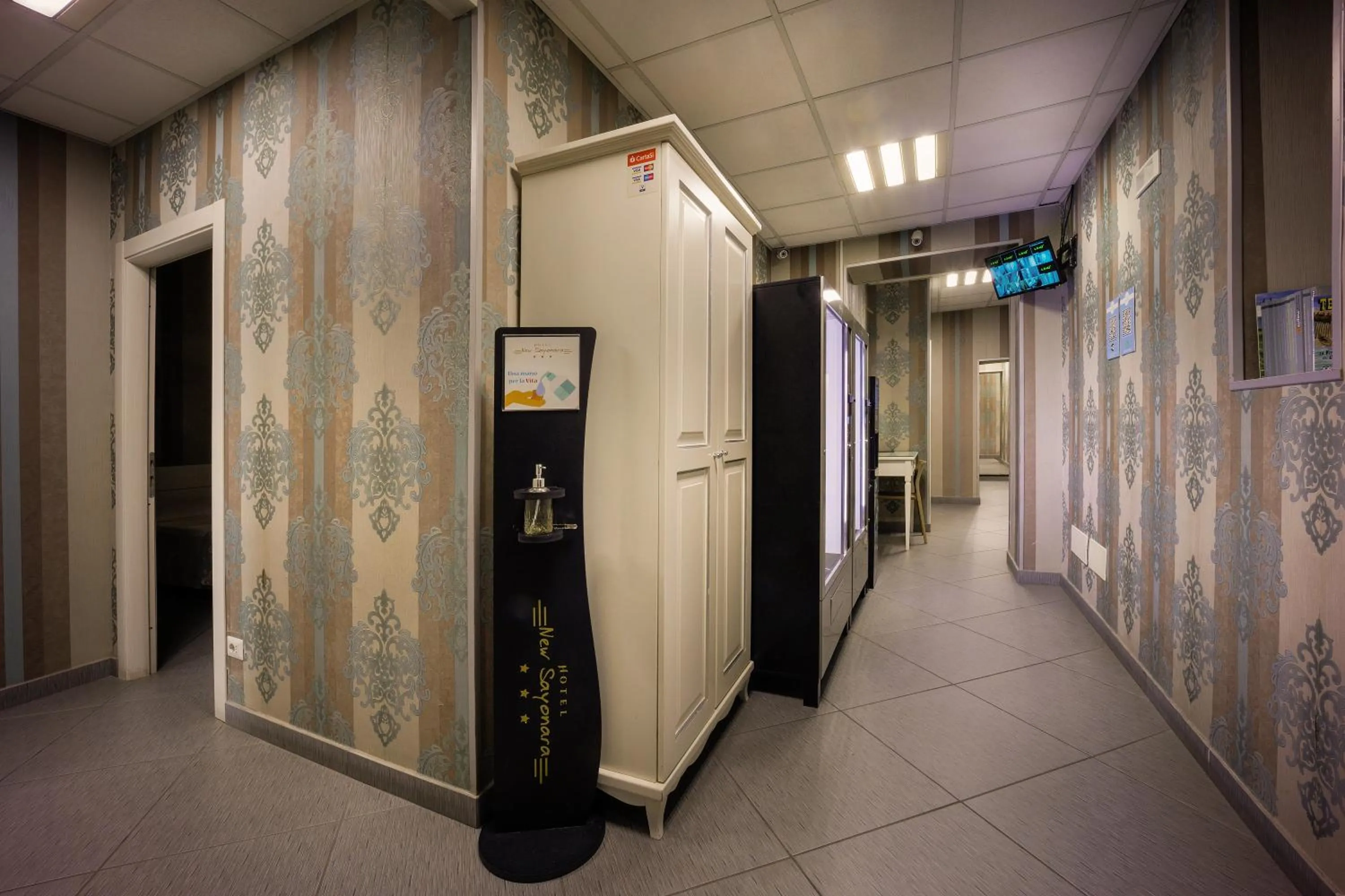 vending machine in New Sayonara