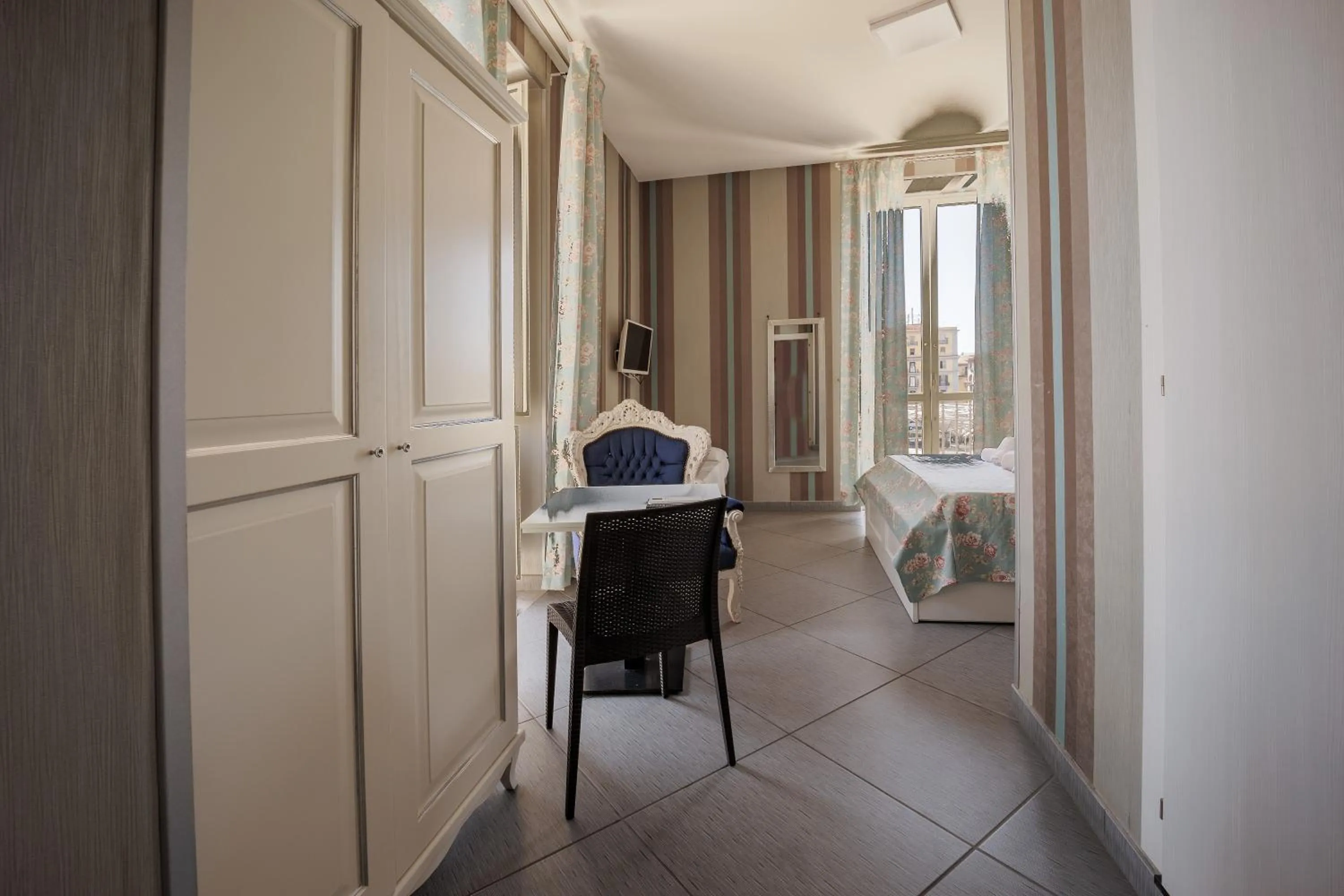 Photo of the whole room in New Sayonara