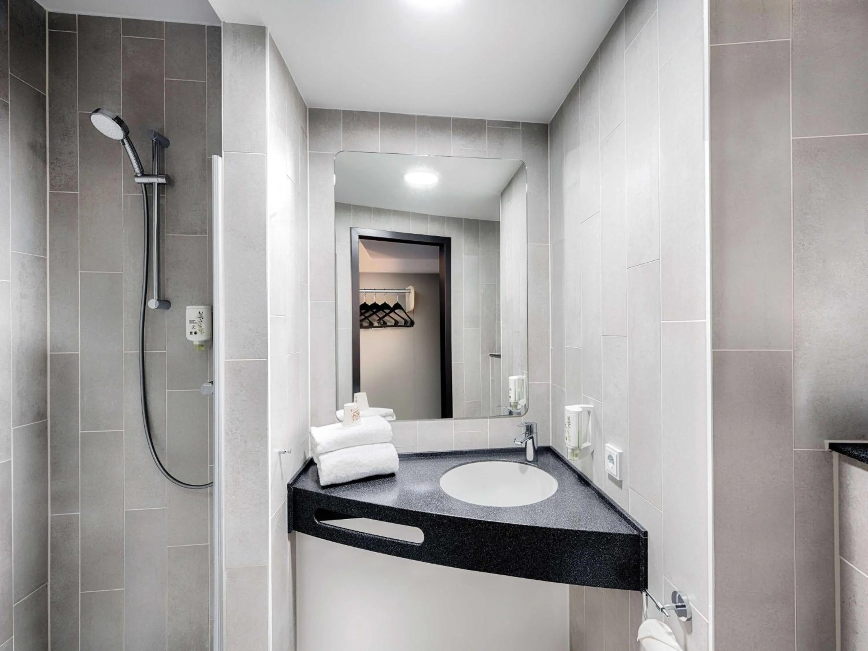 Shower in B&B Hotel Kehl