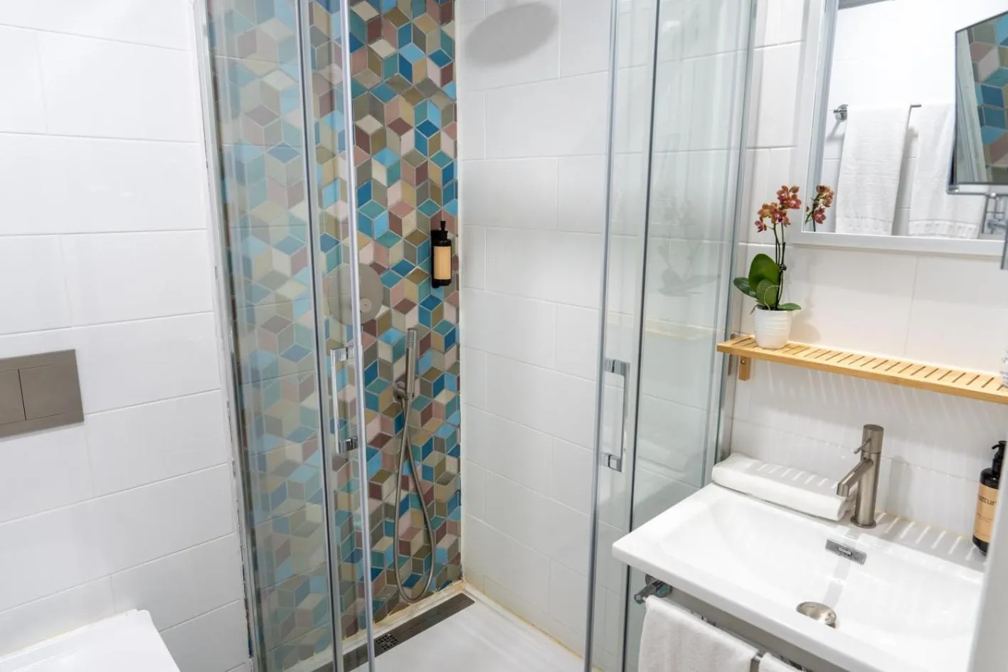 Shower in Hotel Faranda Alisas Santander, Ascend Hotel Collection