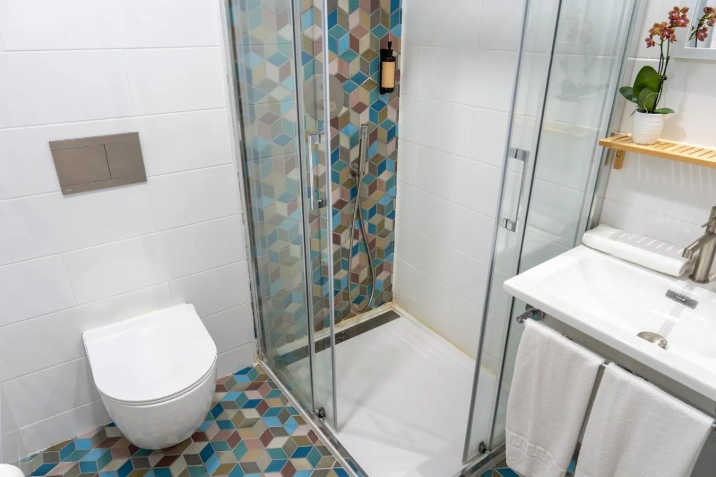 Shower in Hotel Faranda Alisas Santander, Ascend Hotel Collection