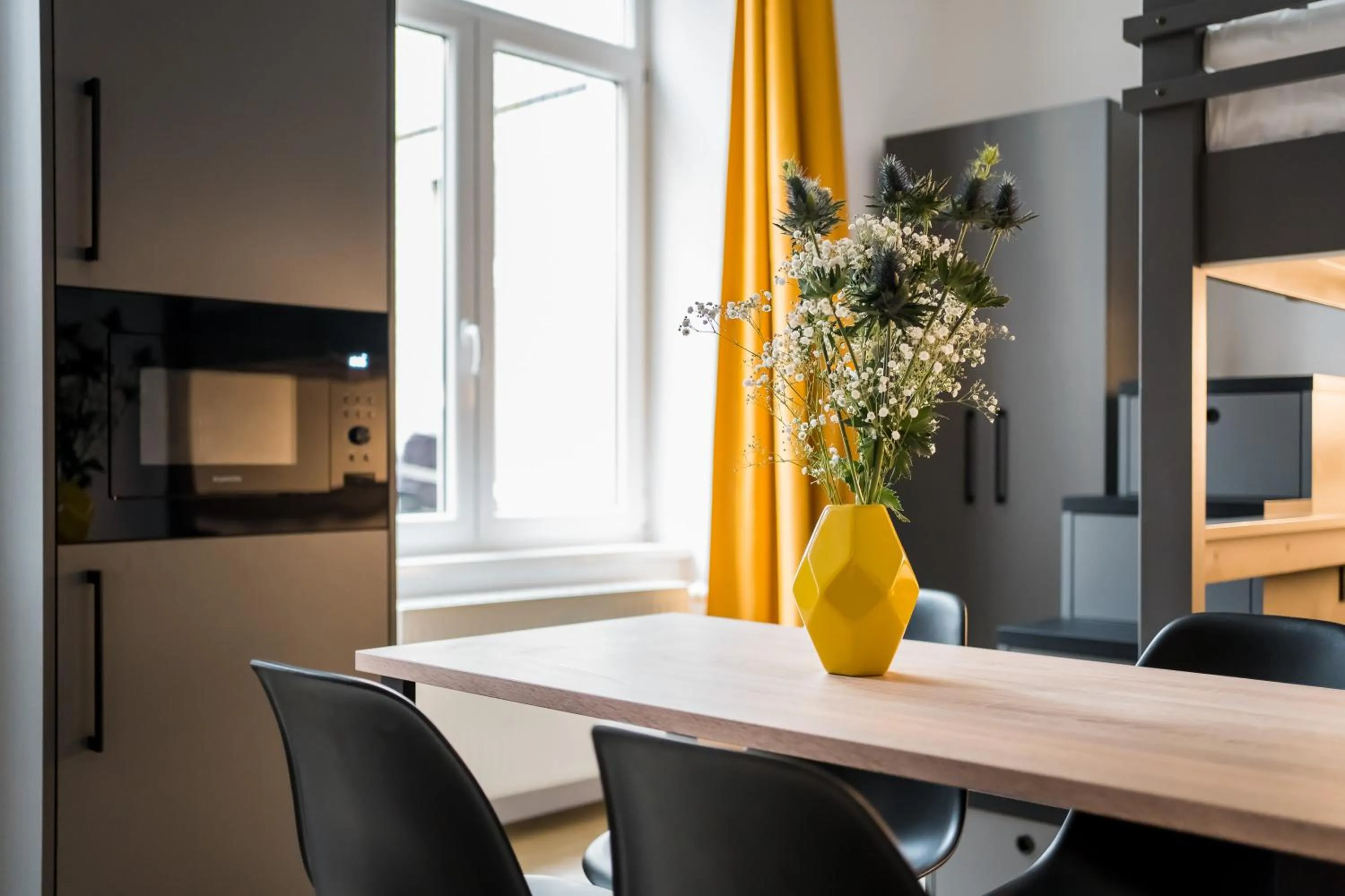 Dining area in Homaris Boxi Studios