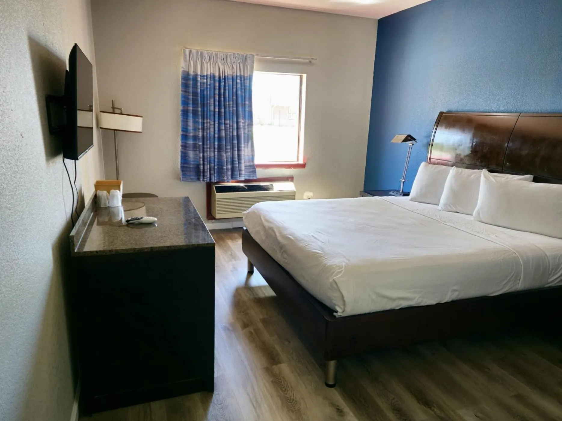 Bed in Budget Inn, Hwy 41