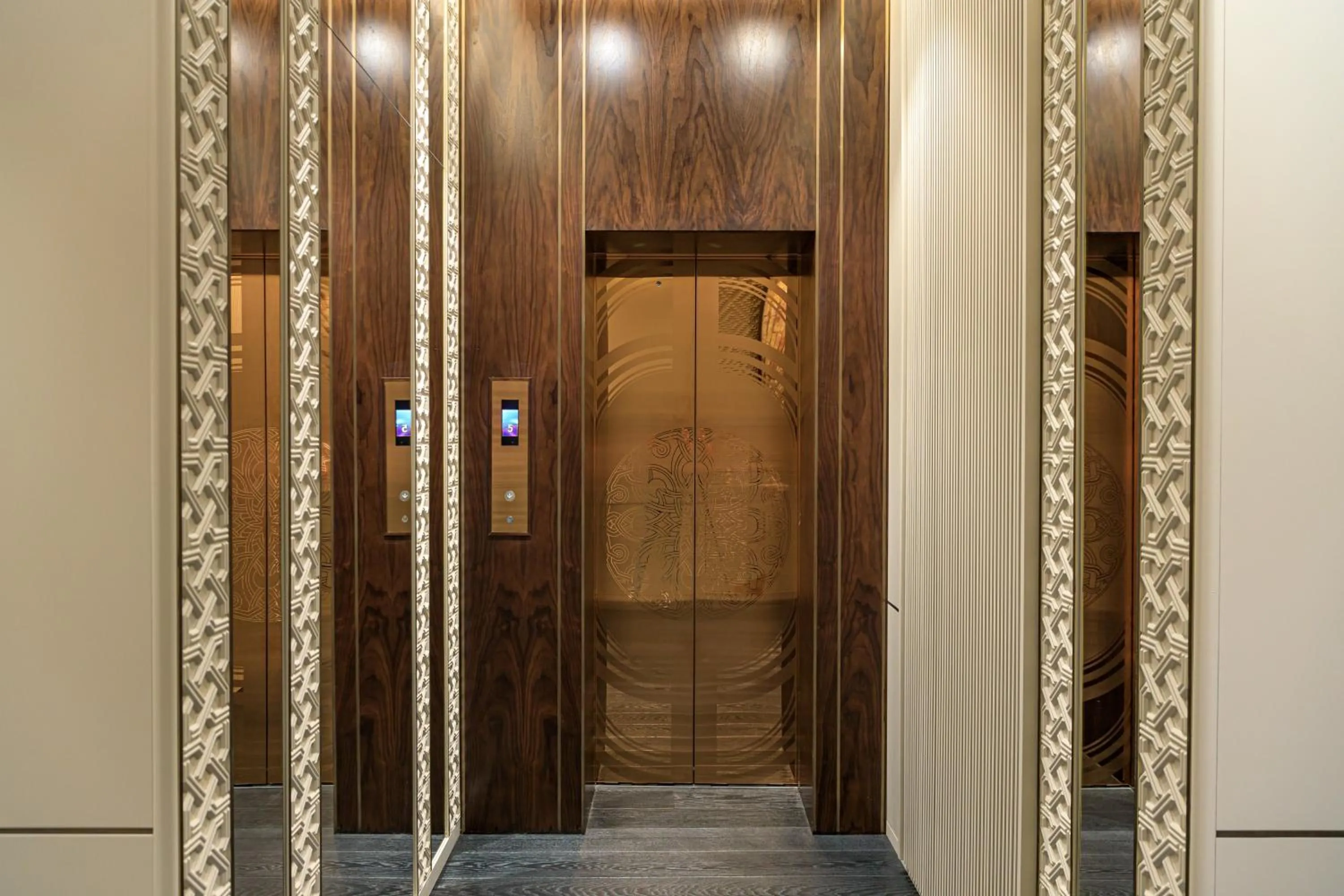 elevator in Seven Visions Resort and Places, the Dvin