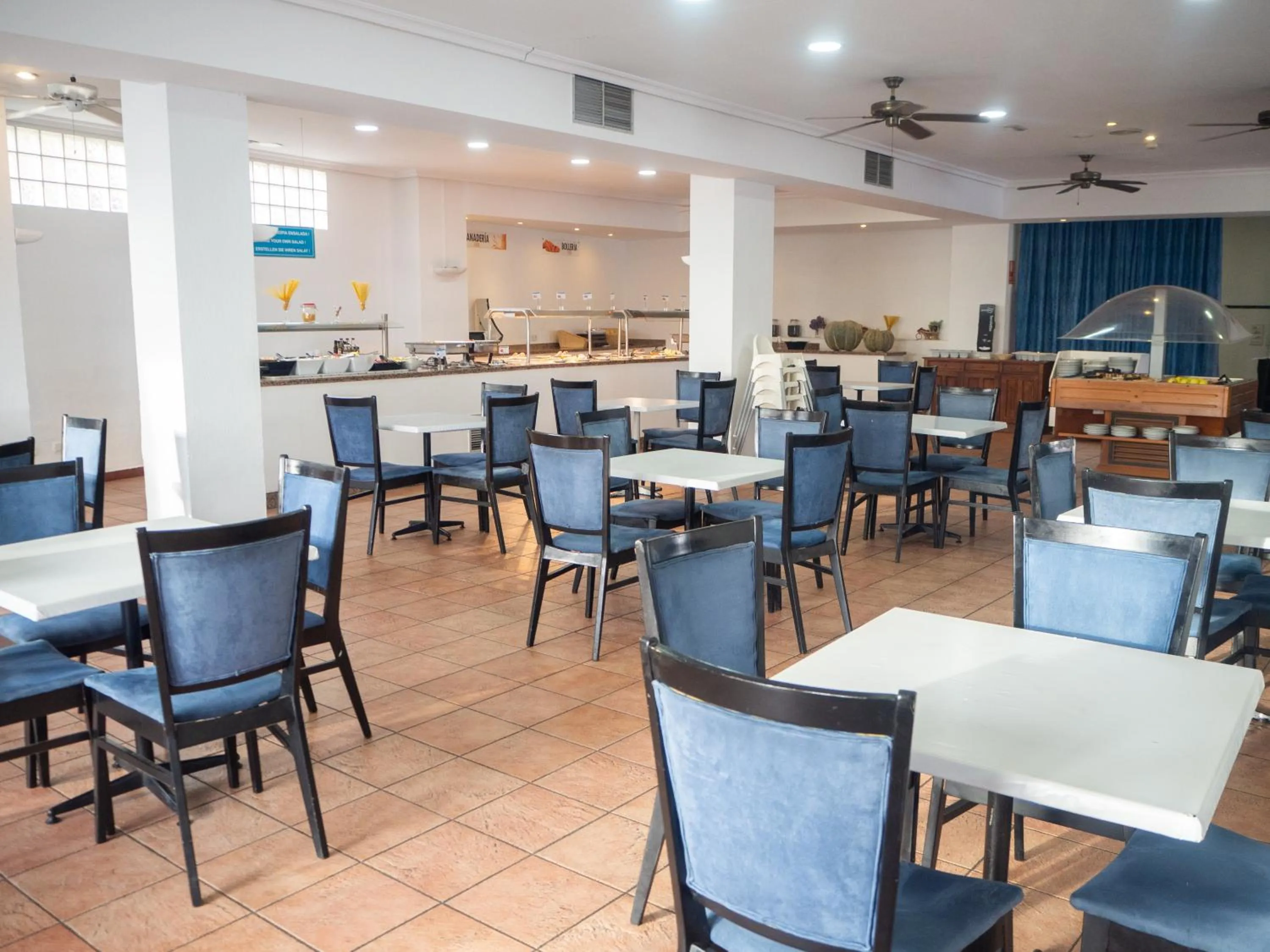 Restaurant/places to eat in BLUESEA Apartamentos Callao Garden