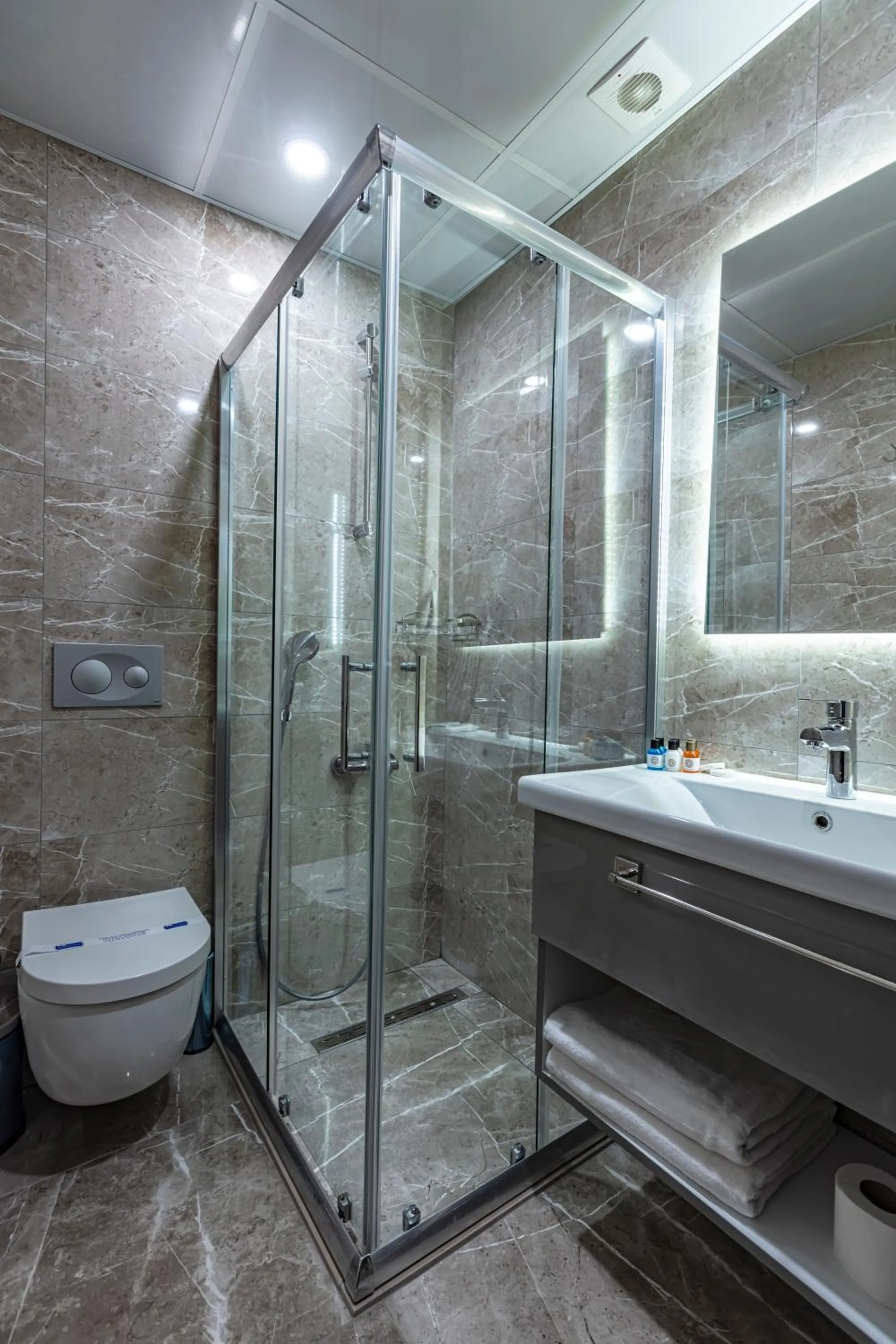 Shower in GRAND HAMİT By Karadayı Airport Hotel