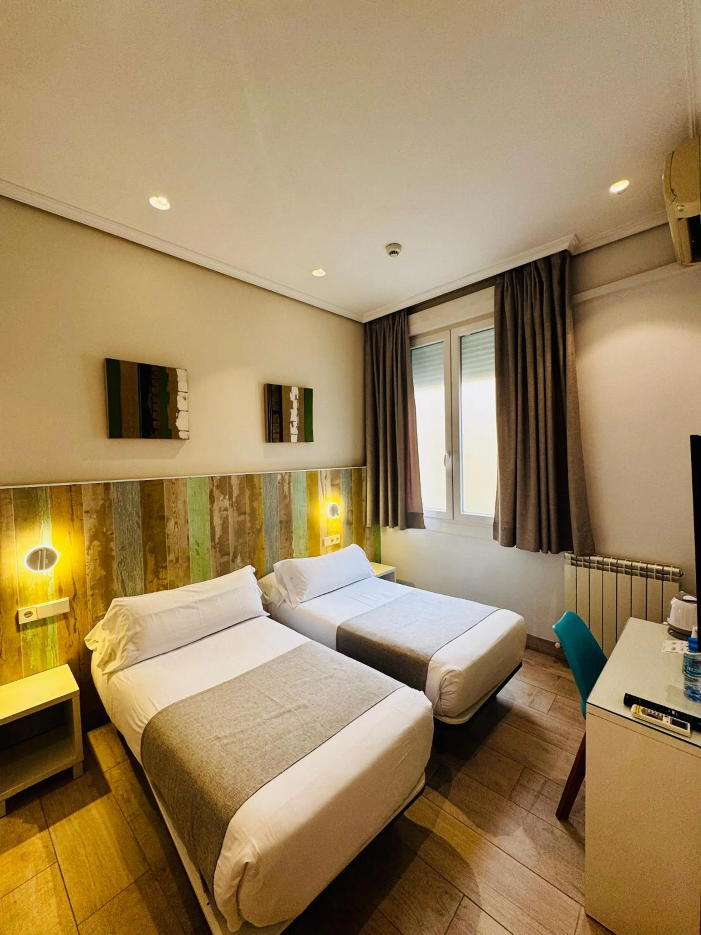 Photo of the whole room, Bed in Hostal Cervelo