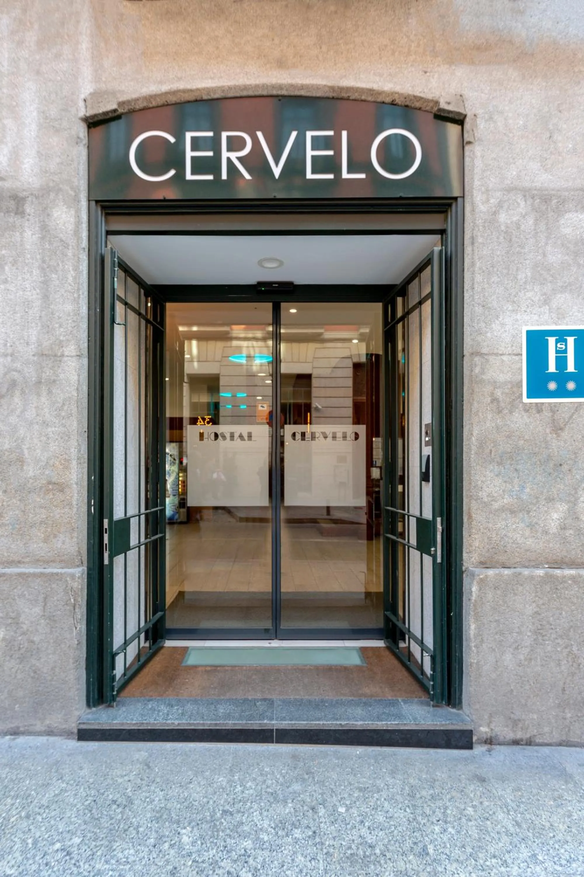 Facade/entrance in Hostal Cervelo