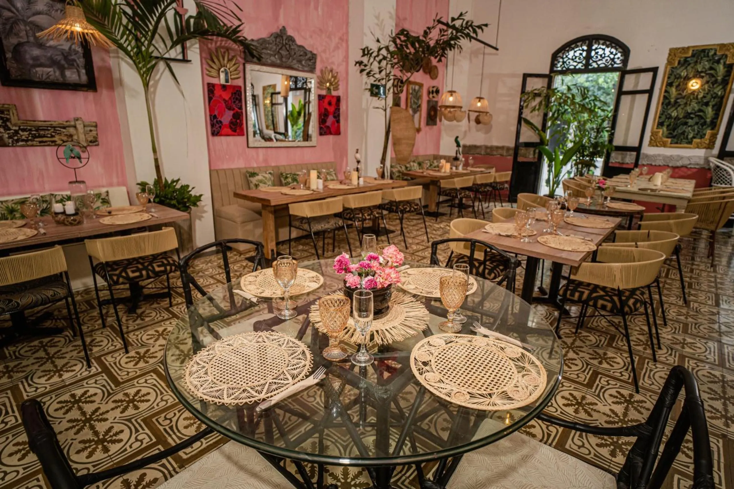 Restaurant/places to eat in Al Alma Apart-Suites