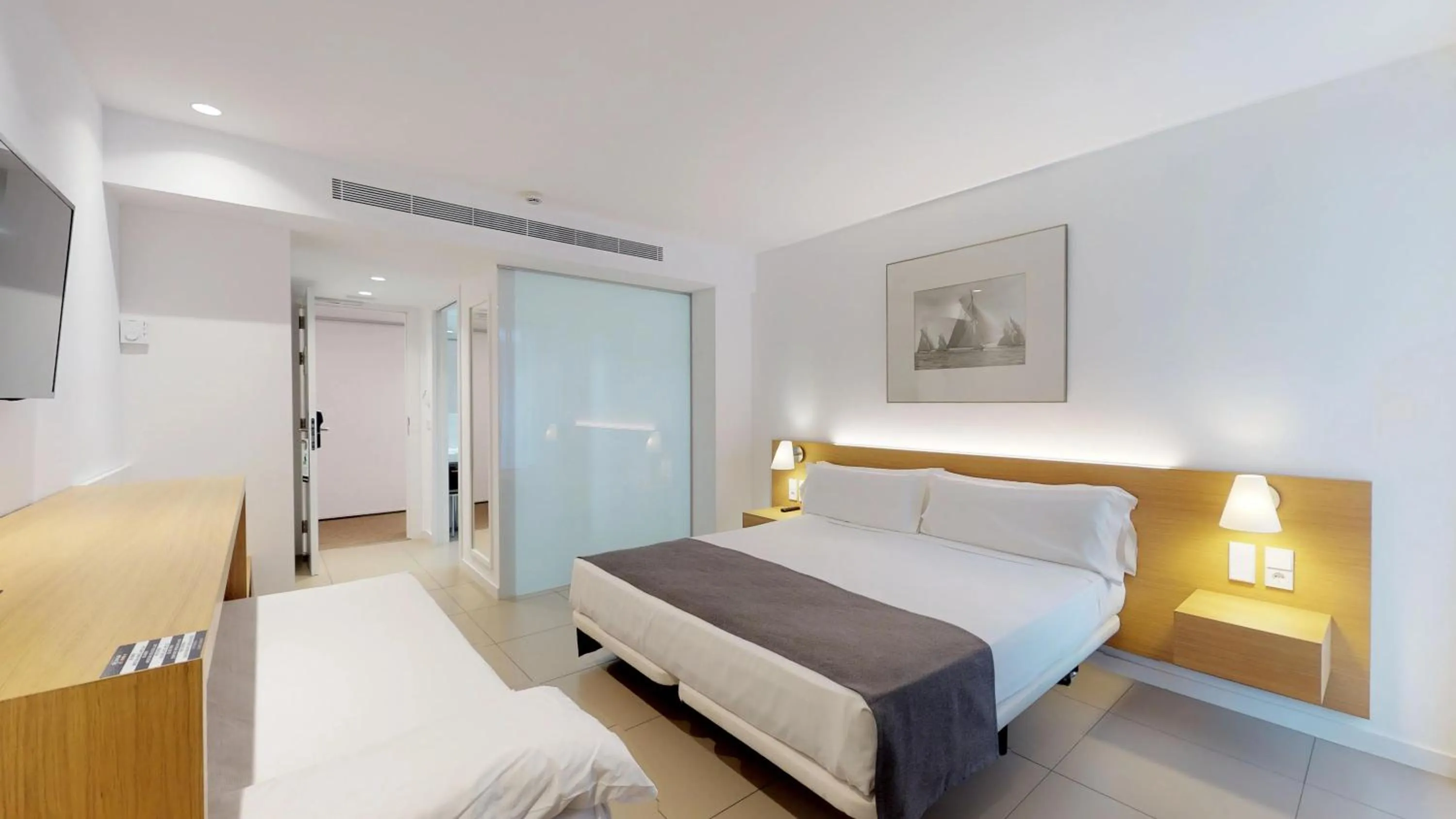 Photo of the whole room, Bed in Gran Hotel Reymar 4 Sup