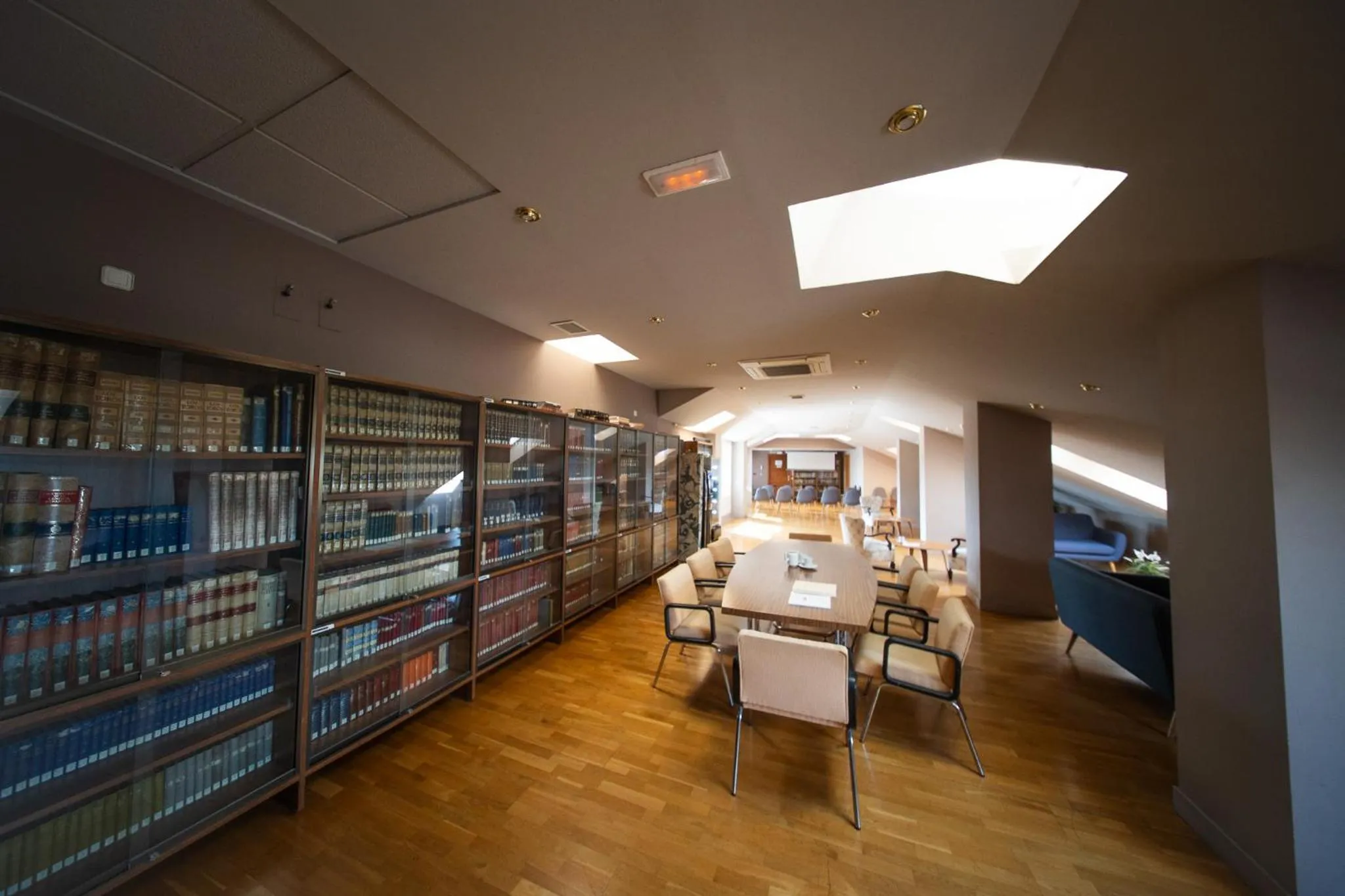 Library in Hotel Real Segovia by Recordis Hotels