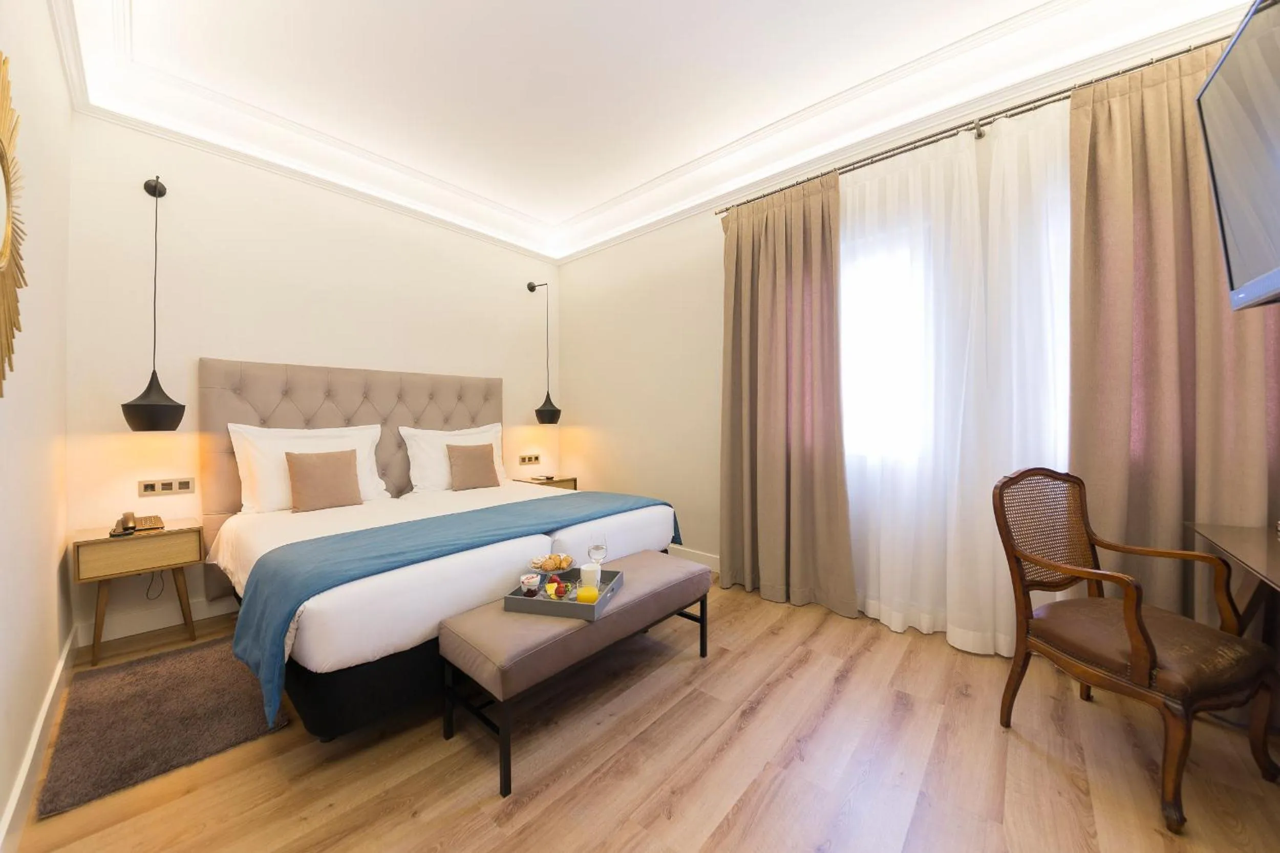 Photo of the whole room, Bed in Hotel Real Segovia by Recordis Hotels