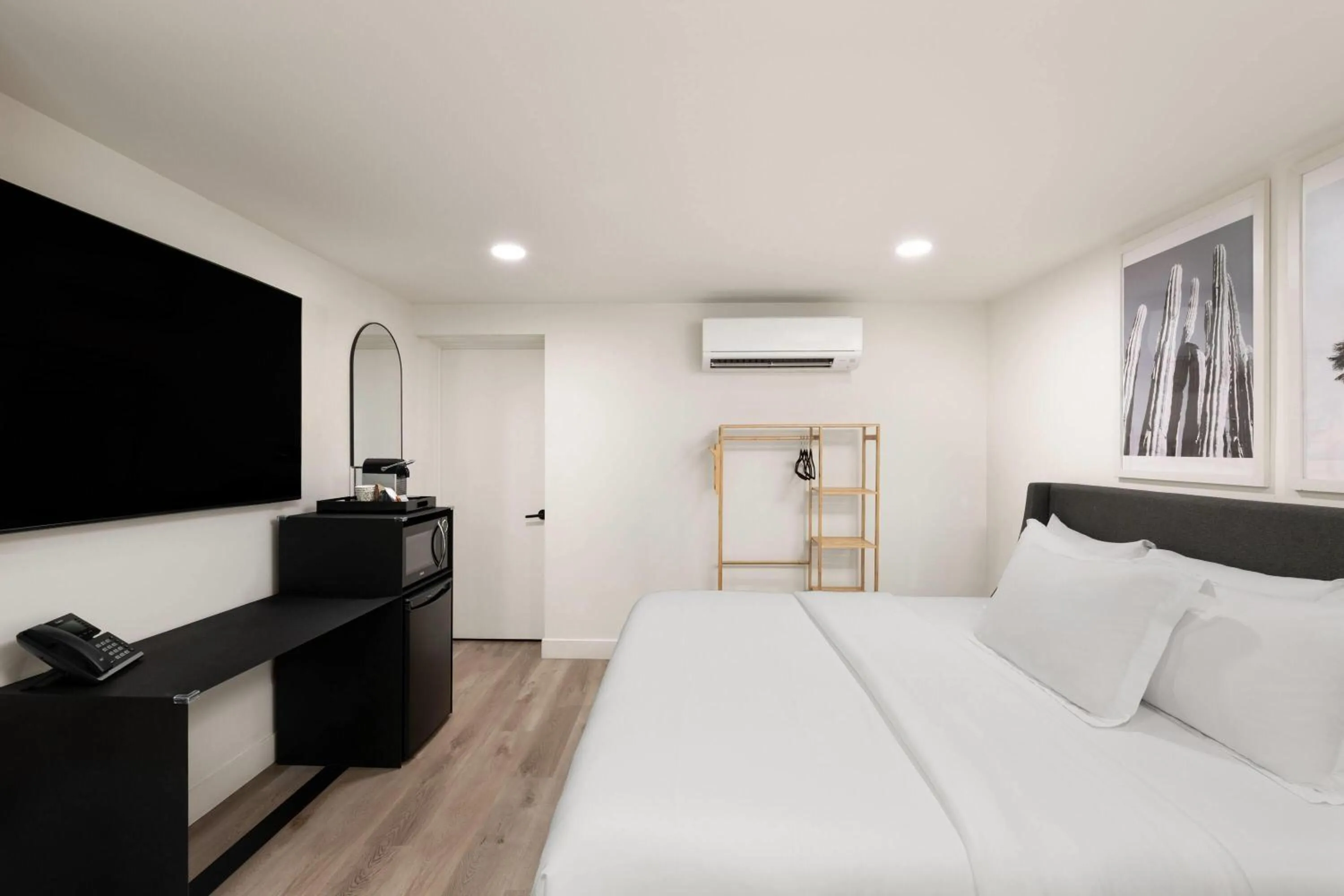 Photo of the whole room, Bed in Papago Scottsdale by Reside, Trademark Collection by Wyndham