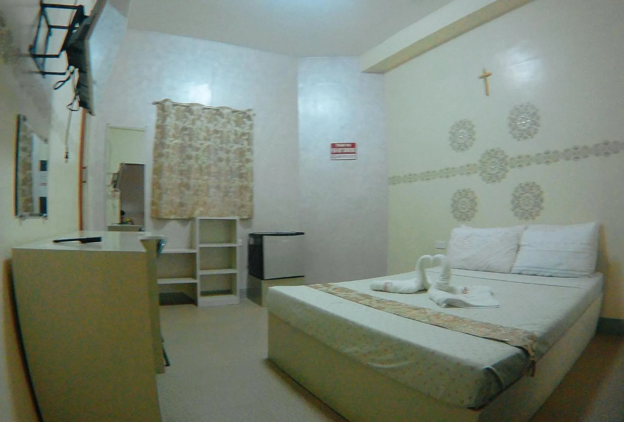 Photo of the whole room, Bed in RedDoorz @ Isabelle Tourist Hotel Hinatuan