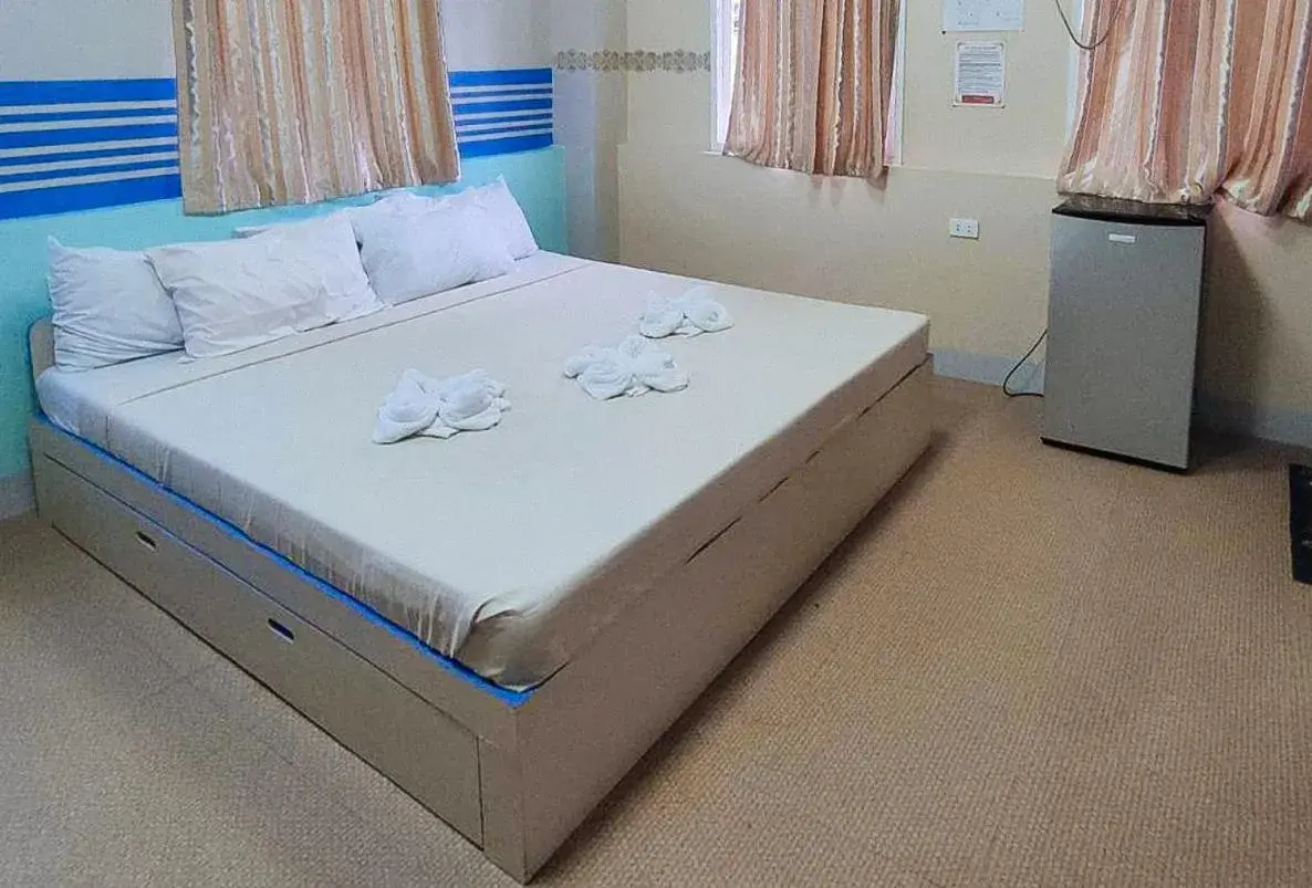 Family Room in RedDoorz @ Isabelle Tourist Hotel Hinatuan Family Room in RedDoorz @ Isabelle Tourist Hotel Hinatuan