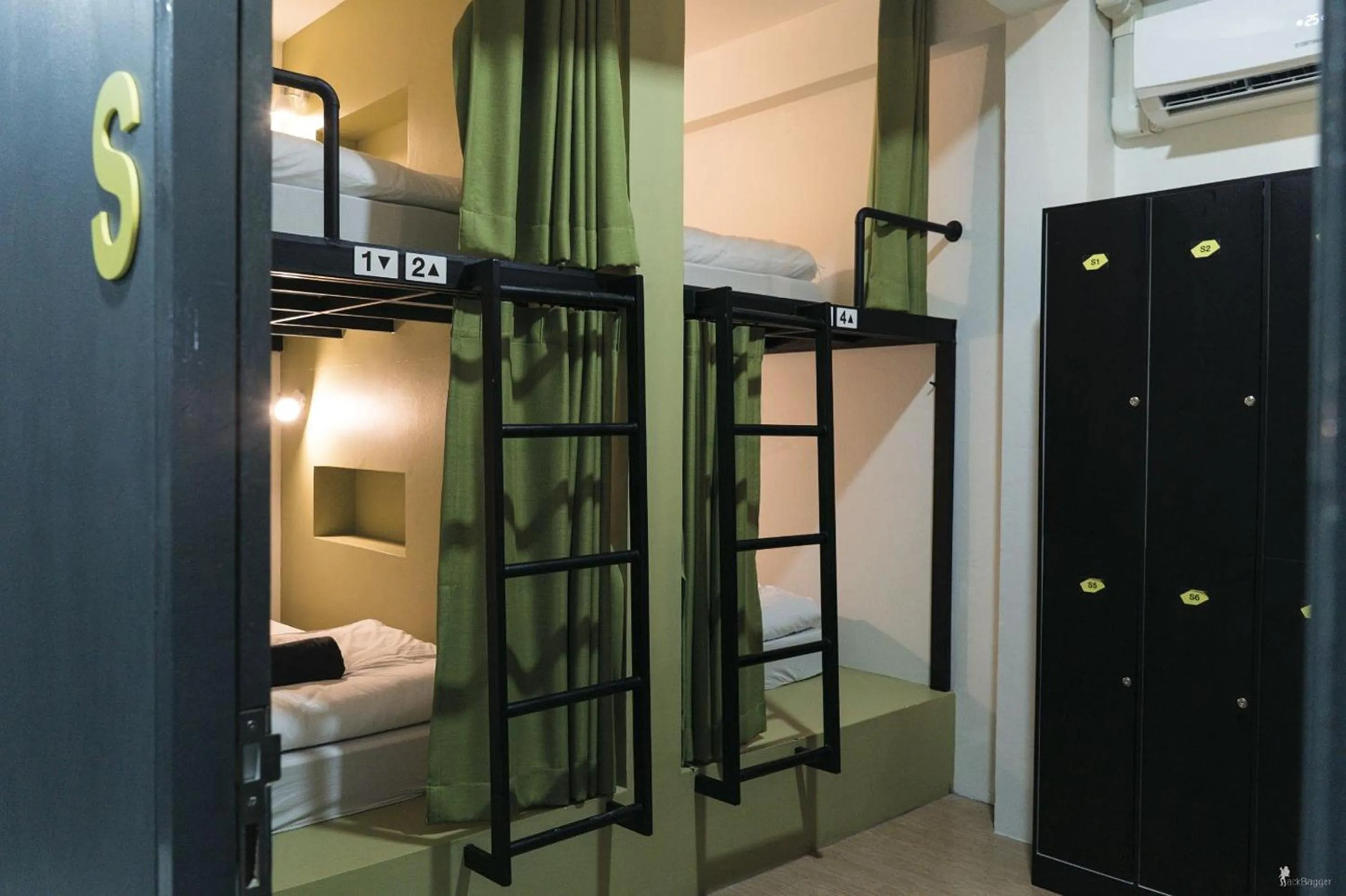 Photo of the whole room, Bed in All Day Bangkok