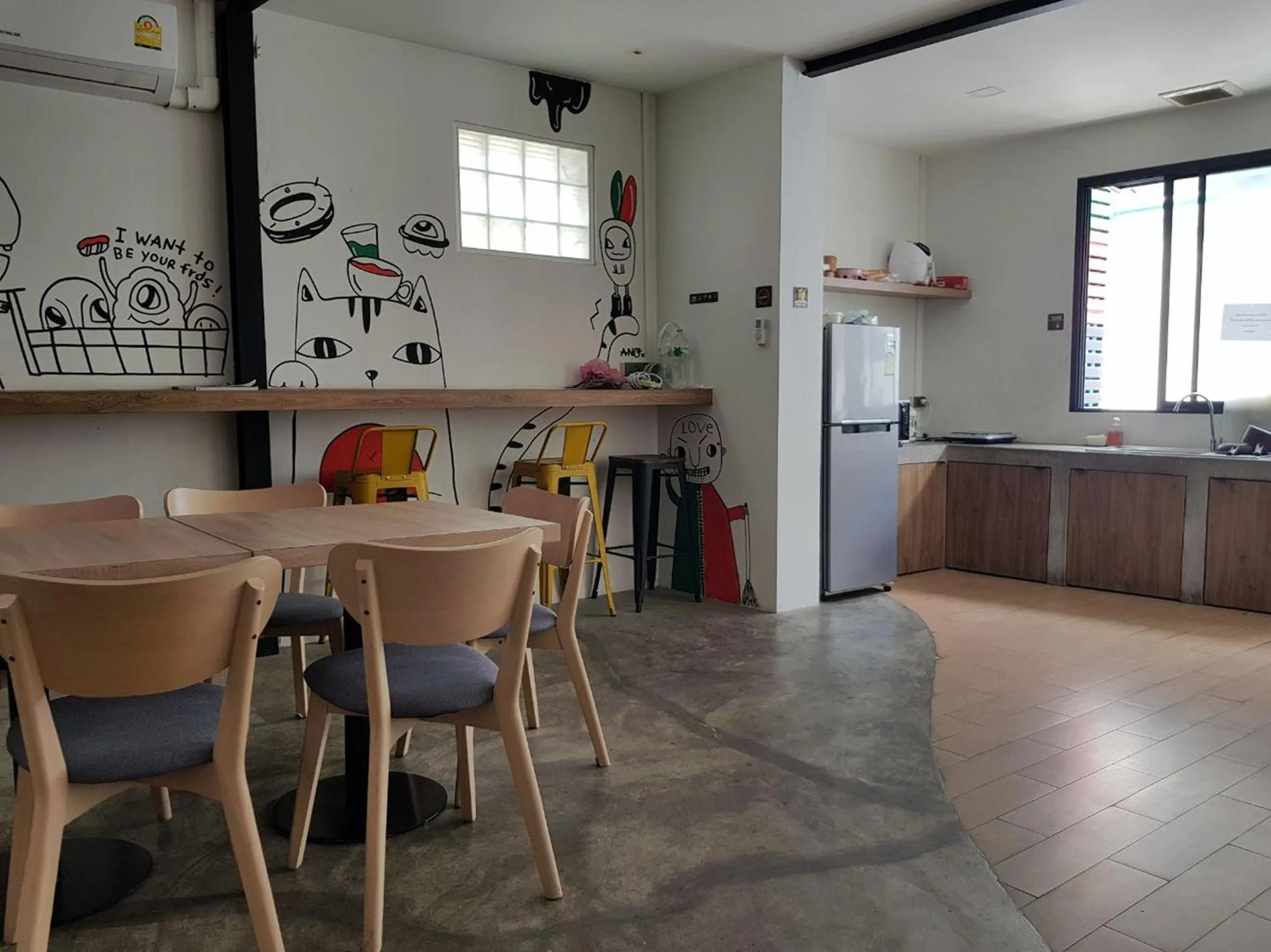 Communal lounge/ TV room in All Day Bangkok