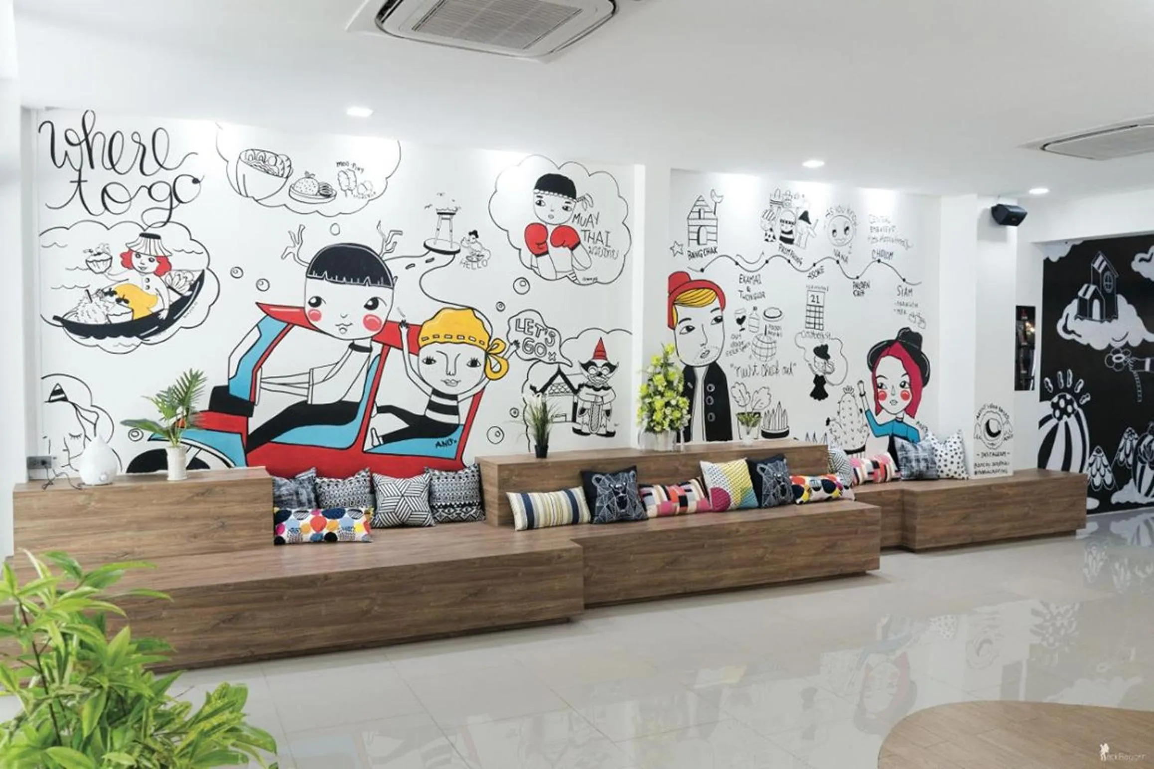 Communal lounge/ TV room in All Day Bangkok