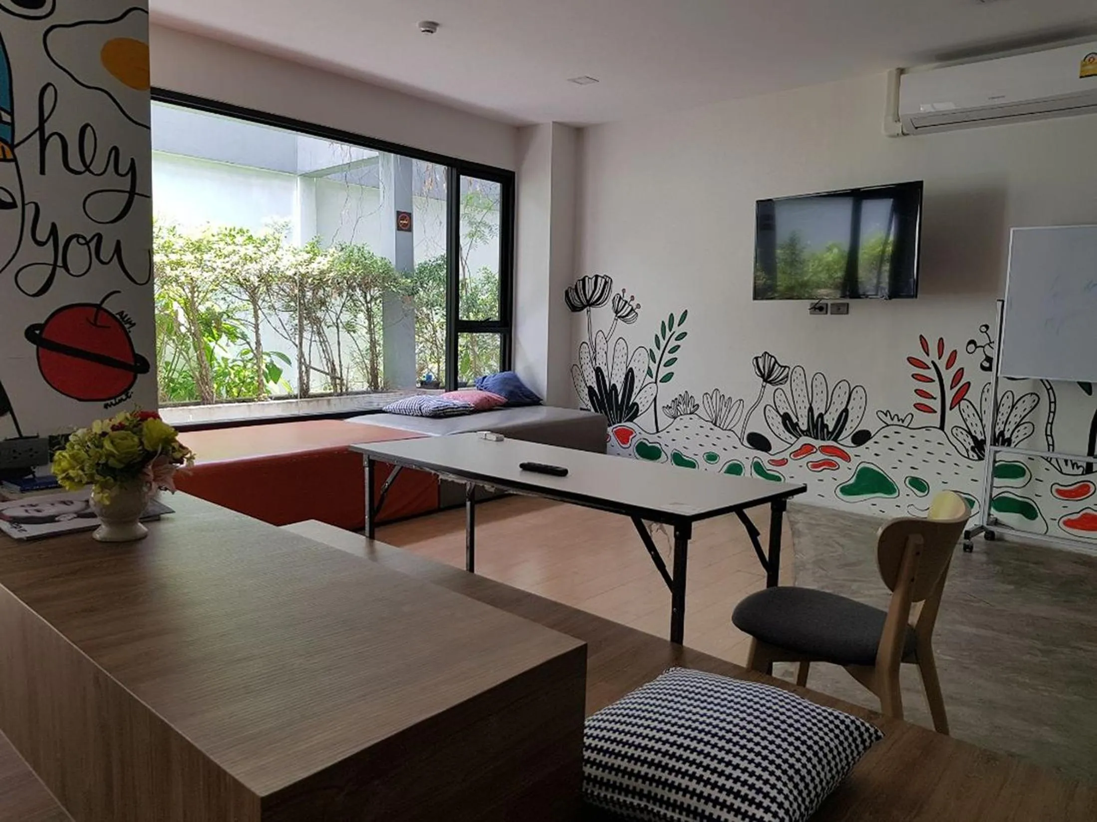 Communal lounge/ TV room in All Day Bangkok