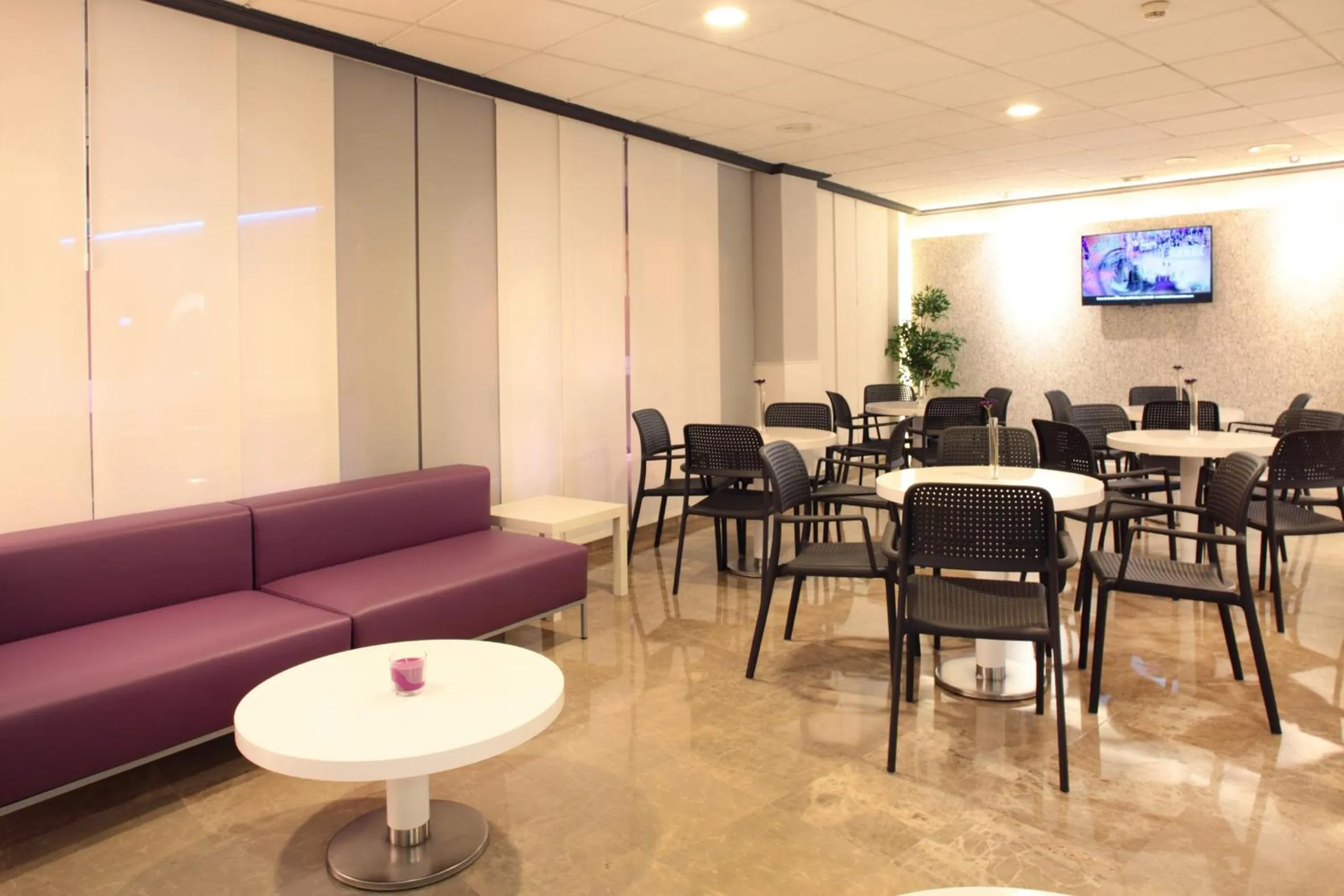 Communal lounge/ TV room in Hotel Bilbaino