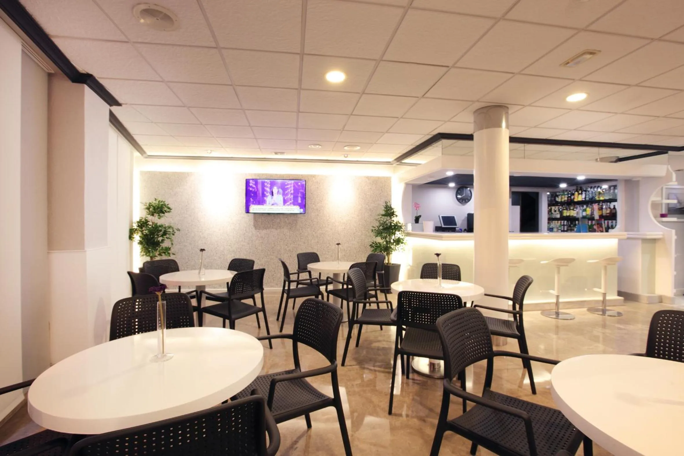 Communal lounge/ TV room in Hotel Bilbaino